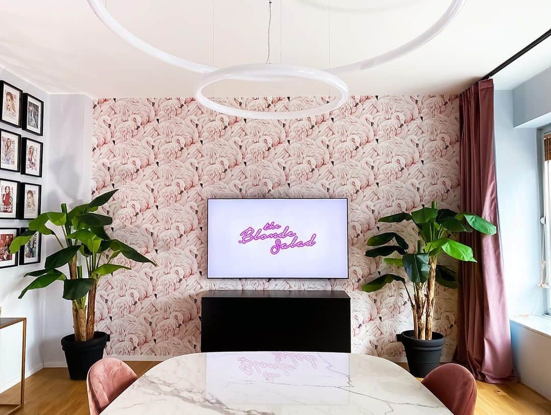 Blonde Saladさんのインスタグラム写真 - (Blonde SaladInstagram)「Samsung TV QLED has joined our Cover Girl Room! Our meetings will never be the same again thanks to its Ambient mode+ function with which we can always display our fav décor #theblondesalad #samsung #qled #adv @samsungitalia」2月12日 20時33分 - theblondesalad