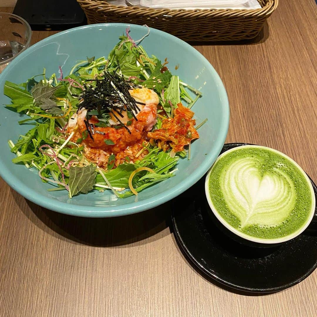 漆畑瑠菜のインスタグラム：「ここのカフェ好きすぎてよく行きます👀 スクランブル交差点のスタバのビル7F🚶‍♀️ ・ #渋谷#カフェ#渋谷カフェ#ブックカフェ  #wiredtokyo1999#カフェスタグラム#駅近カフェ  #カフェ好きな人と繋がりたい#カフェ巡り  #抹茶ラテ#悟飯の名前は忘れましたがうますぎる #ドラゴンボール好きと繋がりたい」