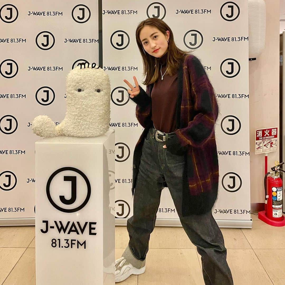 堀田茜さんのインスタグラム写真 - (堀田茜Instagram)「今夜！22:00〜J-WAVEにて 『ENEOS FOR OUR EARTH -ONE BY ONE-』 今日も私と一緒にSDGsを分かりやすく学びませんか？ 難しく考えずリラックスして聞いていただけたら嬉しいです。♡  今回のテーマは「目標12：つくる責任、つかう責任」。 ゲストはサステナブルで地球に優しいファッションを展開するhap株式会社 代表取締役社長 鈴木素さん。  繊維商社で７年勤めたのち、2006年に創業したhap株式会社。 2016年からオリジナルの多機能快適素材「COVEROSS®」を開発し、そのサステナブルな取り組みが多方面から注目を集めています。  その取り組みの裏にあった「3万回以上のトライ&エラー」とは…？」2月12日 20時42分 - akanehotta