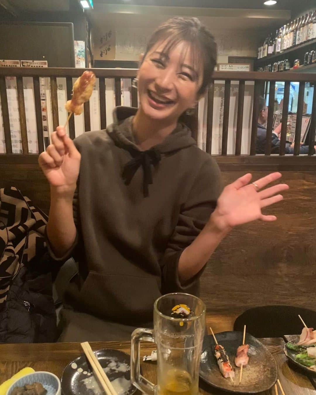 中村江莉香さんのインスタグラム写真 - (中村江莉香Instagram)「焼き鳥baby #大阪の夜 😉 #クラブハウス で#あゆ姉 と繋がり‼︎お互いに#バチェラー 観てました❗️#いきなりマリッジ2 見てました❗️って話になりまして🤤♥️ せっかくだし会いましょう〜！！ #風林火山 行かせてください〜！と😚🍺 #新大阪駅 からめちゃ近いと言う最高な立地🚅💋#あゆ姉パパ が優しくて素敵な方で癒されました〜🍺🐓 あゆ姉より先にパパに会いました😂❗️笑  一緒に行ったのは、、、親友な#元彼 🤤と、当時喧嘩する度にフォローしてくれてた元彼の友達🥳笑(つまり楽しすぎるメンバー) 生きてきた中で自慢できるモノって過去の恋愛かもしれません😲恋愛がいつも私を成長させ、輝かせてくれてる！笑(自分で言うw)♥️🤣笑  そんな感じで、、、😚👍👍 着用しておりますのは❗️❗️❗️ @forget_m_n 新作#マキシワンピ 🔖 こちら裏起毛でぬくぬく〜♥️楽ちん可愛いです💋2/14 発売開始しますから是非チェックしてみて下さいね💕💕 #カーキ #ブラック ２色展開です💚🖤☺️👍 亜弥とおそろコーデしてまったりちゃん♥️♥️ #アパレルオーナー #forget_m_n #新作 #フォーゲットミーノット #大阪 #楽ちん #マキシワンピース #裏起毛 #風林火山居酒屋 #やきとり #ハイボール #やきとり最高 #美味 #大阪の味 #新大阪駅近く #美味しいもの好きな人と繋がりたい #元彼氏 #大親友ちゃん」2月12日 20時37分 - erica_nakamura