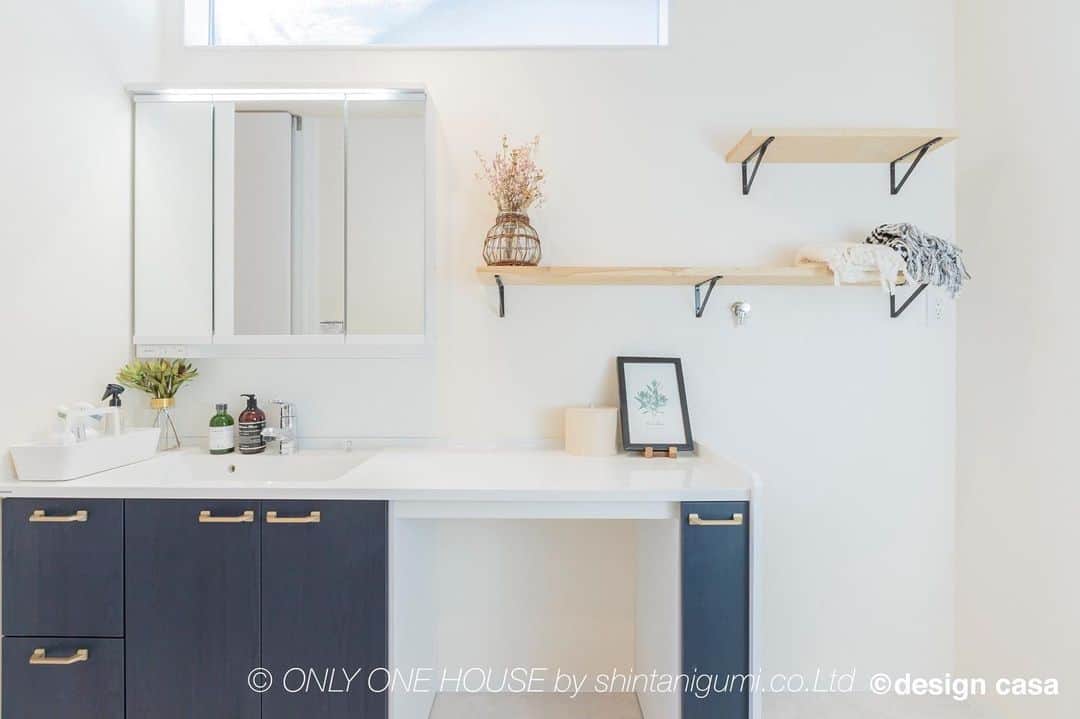 ONLY ONE HOUSE 株式会社 新谷組のインスタグラム：「* #Panasonic の洗面🧼  造作した棚でオシャレ度が ワンポイントアップしますね😉  more phots▶︎ @shintanigumi.co.ltd   インスタ毎日更新中🌐 いいね！&フォローよろしくお願いします🌿  --------------------------------------  新谷組は土地探しから 設計施工管理の全てを 弊社で担う事ができます！  大工工務店だからこそ出来る 枠にとらわれない自由な発想で お客様のお家づくりを 全力でサポートいたします💪🏻  お気軽にご相談ください☻  #ONLY_ONE_HOUSE by shintanigumi.co.Ltd  ✭ 本社𝕋𝔼𝕃  0770-78-1255 ✭ 事務所𝕋𝔼𝕃  0770-59-2552 ✭  𝔼 𝕞𝕒𝕚𝕝  shintanigumi@outlook.jp ✭ 新谷組𝙷𝙿 http://www.shintanigumi.jp  --------------------------------------  #新谷組 #オンリーワンハウス #おおい町 #舞鶴市 #高浜町 #小浜市 #敦賀市 #若狭町 #美浜町 #新築 #一戸建て #外構工事 #改修工事 #シンプルライフ #マイホーム #注文住宅 #デザイン住宅 #自由設計 #工務店 #家づくり #モデルハウス #ナチュラル #造作棚」