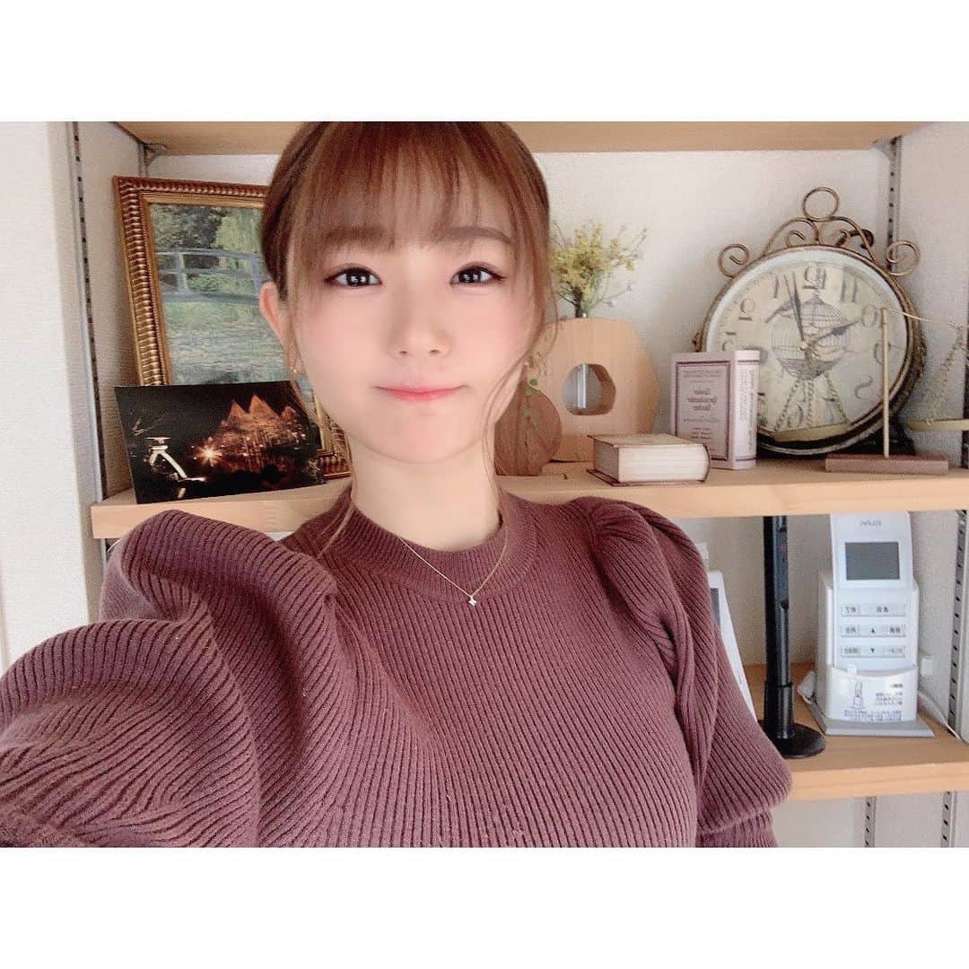 長谷川かすみのインスタグラム：「今日は嬉しいことが2連続であって、最高にハッピー！ だから、気をつけて帰るよ(そういう時怪我しやすい)。  写真はむにっと笑顔。  笑う門には福来る  だと思ってる😌  2つ目は自撮り中に動画だったことに気付くっていうアルアルの動画🙃  #笑う門には福来る」