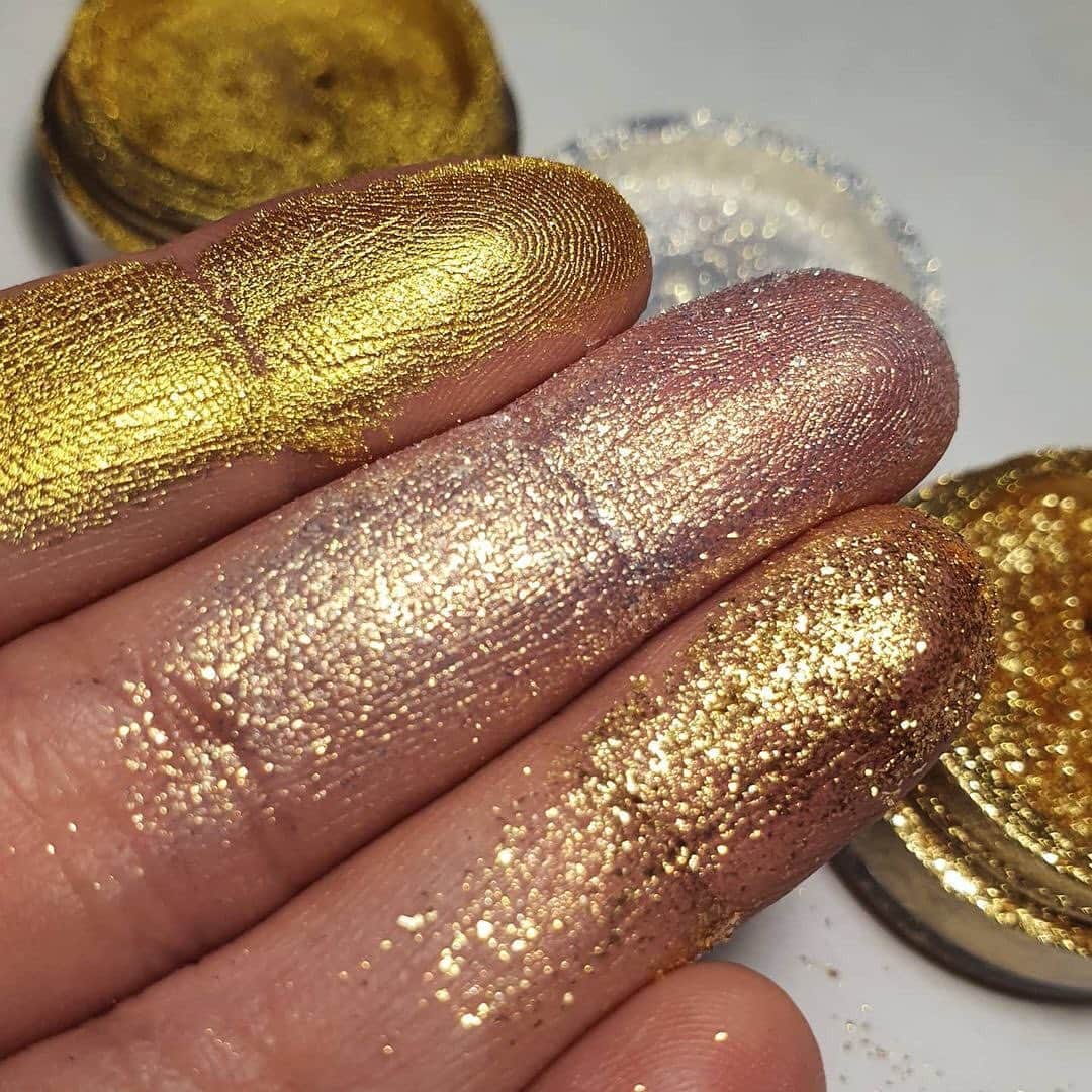 Makeup Addiction Cosmeticsのインスタグラム：「@makeupchloe94 showing us  Who is ready for gold 💰💛  Here is three of the @makeupaddictioncosmetics gold pigments/glitters 💛 shades gold digger, gold rush and 24karat. Who else loves gold on the eyes? 💛   #makeupaddictioncosmetics #makeupaddiction #makeupswatches #makeupartistsworldwide #blazin_beauties #makeupvideo #makeupvideos #goldpigment #goldeyeshadow」