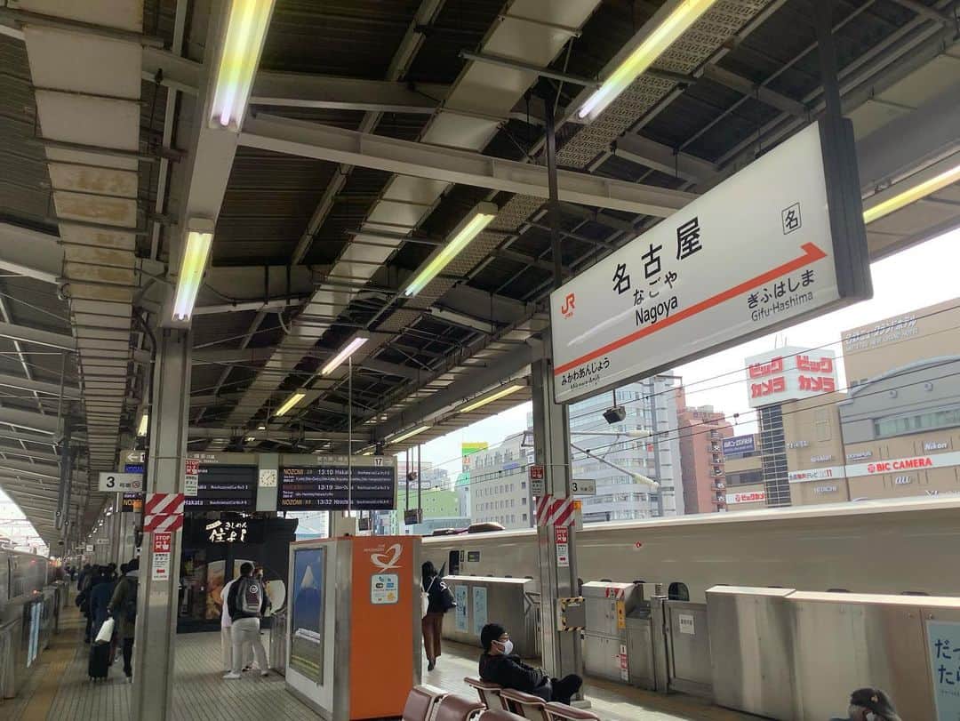 のインスタグラム：「今日は休みだが、私用で名古屋にとんぼ帰り。  子供たちは乗馬に行ったり、算盤に妻が連れて行った。  さて、現在Yahoo!ニュースで私が勤めている会社に関連したニュースが多く記載されており、そのことで多くのDMをいただいているが、良い機会なので、ここで、１つだけはっきりとしておきたい。  うちは、これまでもアルペンの愛棒者であり、現在も愛棒者であり、これからも、（会社から振られない限り）半永久的にアルペンの愛棒者である。  今、憶測で色々な報道が出ているが、まだ、本当に何があったのか分からないし、事実はどうなのか、はたまた、どのような結論が出るかもわからない。  １つだけ分かるのは、司法がどのような判断をしようと私たち須藤家にとって、アルペンの会長は親のような存在で、弥勒を孫のように可愛がってくれている大恩人なのである。  人間の悪い傾向として、何か問題があったり、潮の流れが悪くなると、さ〜と波のように引いていくことが多々あり（私もそれを短い人生で何度も、悲しいことに体験しているが）うちはいただいた、恩と感謝は絶対に忘れない。  それは、これから司法がどのような判断を下したとしても変わらないだろう。  こうやって、書くことにより「社会の法を破った人間の肩を持つなんて」と思われるひとがいるかもしれないが、私は、そうは思わない。  人間はいつ、どのような時に、自分が「落ちる」かわからず、そのような時にこそ、誰が、本当の味方で、誰が、良い時にのみ、寄ってくる存在なのかを、本当の意味で知ることができると思う。  とにかく、私（そしてありがたいことに家内も同じ考え方なので、とても助かるが）は、これだけ、多くのDMを受けている以上、曖昧な態度は取らず、「須藤の家は、何があってもアルペンと共にある」ということを言っておきたかった。  多くの批判を覚悟しての投稿であるが、これが私の本音である。  Went to Nagoya today on personal business.....Busy day.  #nagoya #新幹線 #shinkansennozomi #日帰り」