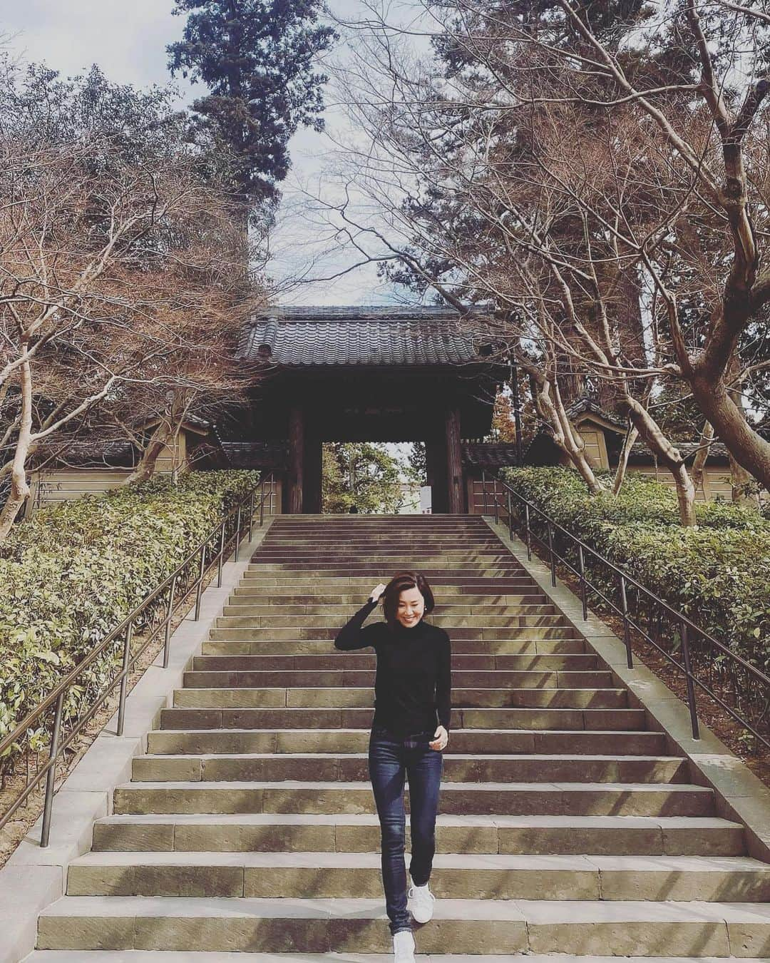 Hiroe Hiranoさんのインスタグラム写真 - (Hiroe HiranoInstagram)「【SPRING HAS COME 🌸﻿】 今日のよき日に、#北鎌倉 へ参拝。 夫婦の思い出の地でもありますが、﻿ 明日はおばあちゃんの49日。﻿ また新月🌙や旧正月も重なり。﻿ ﻿ ﻿ 年末年始はなんだか休息モードでしたが、、、。 2月に入り、なんじゃーとびっくりするような ﻿新たな出会いが増えたり。﻿ 嬉しいオファーいただいたり🌈﻿ ﻿ また、私と旦那の夢でもあったビジョンが形に。 今年、夢がひとつ叶いそうです❤️﻿ ﻿ ﻿ 年々、引き寄せ度が高くなっていると話してた昨今。 これにはある種の法則が﻿あることに気づいた。﻿ ﻿ その一つが当たり前なシンプルなこと。﻿  先にあるビジョンを描いて、 ﻿思考と心に尋ねながら、　　﻿ ひとつひとつ行動に起こし、 大切に縁の繋がりを作ることが﻿ この現実につながったなと💎﻿  ビジョンをセットアップしたら、 時が満ちた時に現実としてやってくる。 ﻿ ﻿ 他にも色々ある今年。﻿ 面白くなりそうだぞ☺️ ﻿ワクワク🌳🌳🌳﻿ ﻿ #天国で大好きなおじいちゃんとしあわせに💓﻿ #自然が生み出した素材のテクスチャーがいろいろ気になる﻿ #日本文化に触れる　#japaneseculture #kitakamakura #springhascome 🌸　 #ここのデニムがお気に入り #児島デニム　#setouchi  @itonami_jp @denimhostelfloat」2月12日 20時44分 - hiroe_hirano