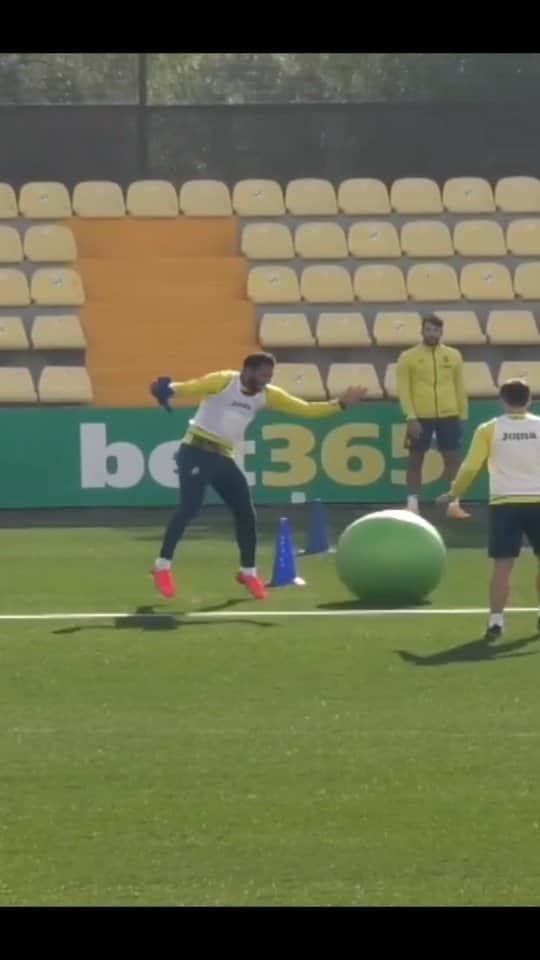 ビジャレアルCFのインスタグラム：「Fuego amigo a Étienne Capoue 🤾😂  #futbol #laliga #soccer #football #villarreal」