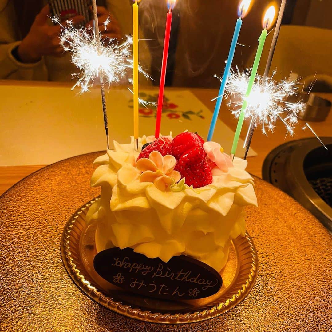 美羽フローラさんのインスタグラム写真 - (美羽フローラInstagram)「誕生日当日はまのちんにお祝いしてもらいました❣️ . . #誕生日サプライズ  #肉の日 #birthdaycake #フォローミー」2月12日 20時44分 - miuflora
