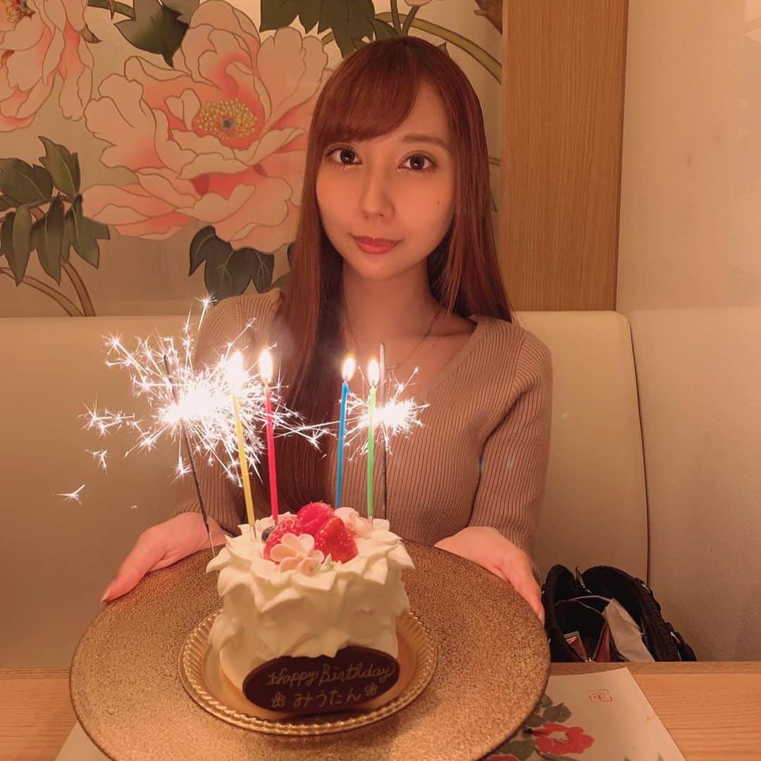 美羽フローラのインスタグラム：「誕生日当日はまのちんにお祝いしてもらいました❣️ . . #誕生日サプライズ  #肉の日 #birthdaycake #フォローミー」
