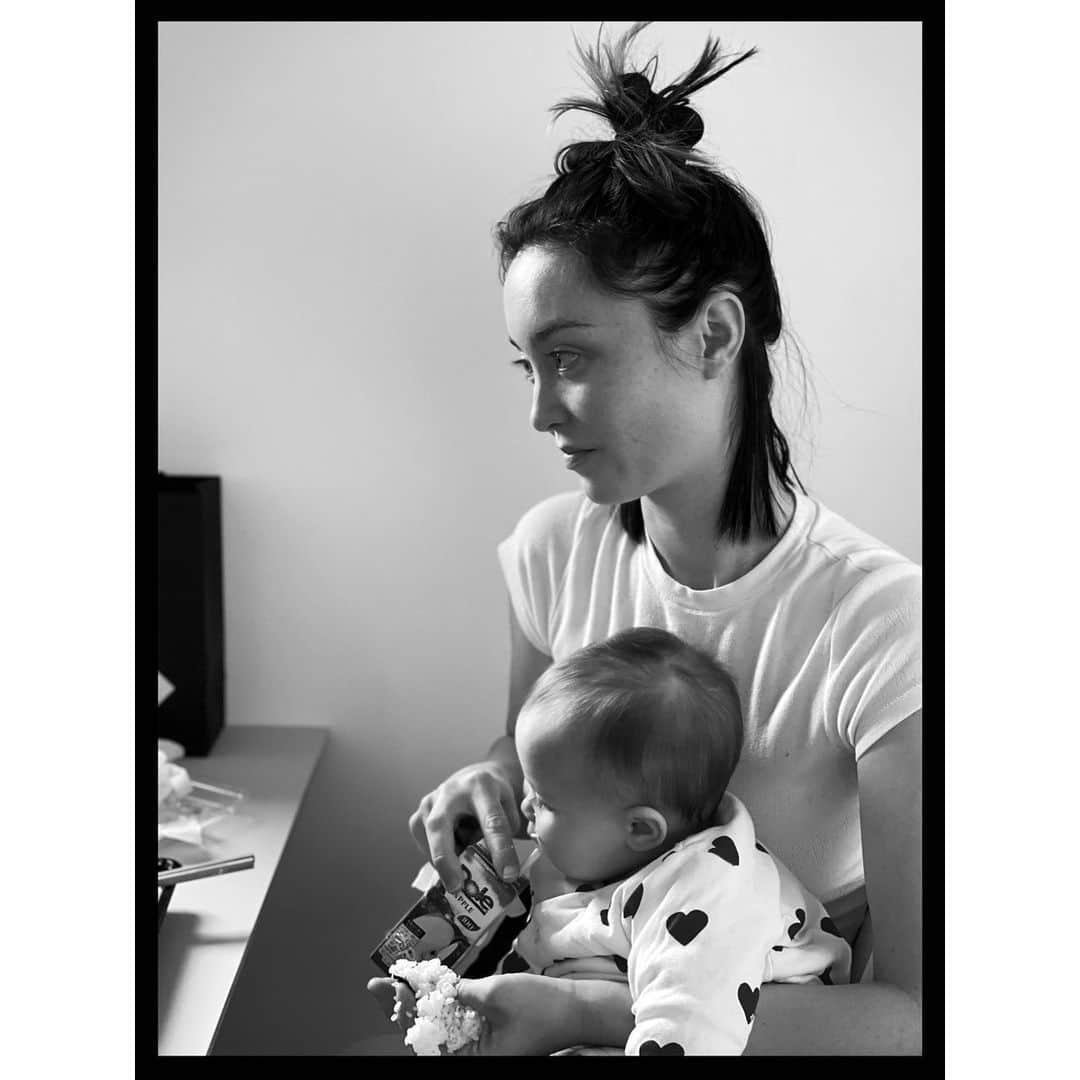 エミ・マイヤーのインスタグラム：「Caught looking serious on a zoom class 🤓(juice box is empty - just a toy, and that is a rice ball in my other hand) #balancingact #motherhood ズームクラス中. 真剣そうな顔を撮られていたw 片手におにぎり、お膝にベビー、空っぽのジュースボックスをおもちゃにして遊ぶと満足らしい♥️」