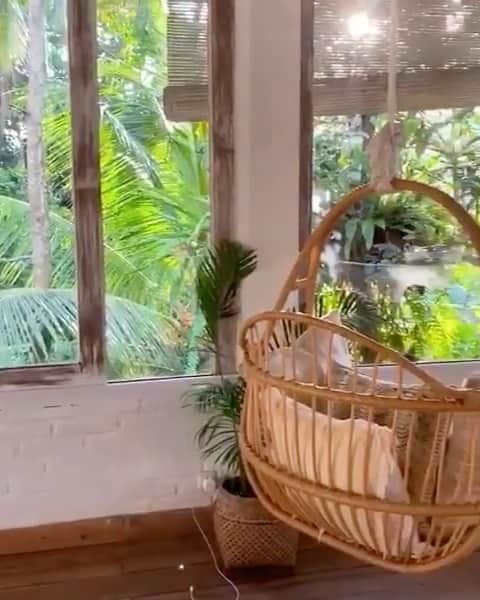Airbnbのインスタグラム：「Take your place in the Bali treetops—including that of a 200-year-old banyan—at Superhost Budi’s jungle villa. Because he’s not only an artist, musician, and builder, but also a café owner, you can have tropical treats from local farmers delivered to your door. The villa feels and sounds remote, but your favorite yoga spot, like everything else in Ubud, is a short walk away. Coconut knife included for additional refreshment.  Video: @island.to.island」