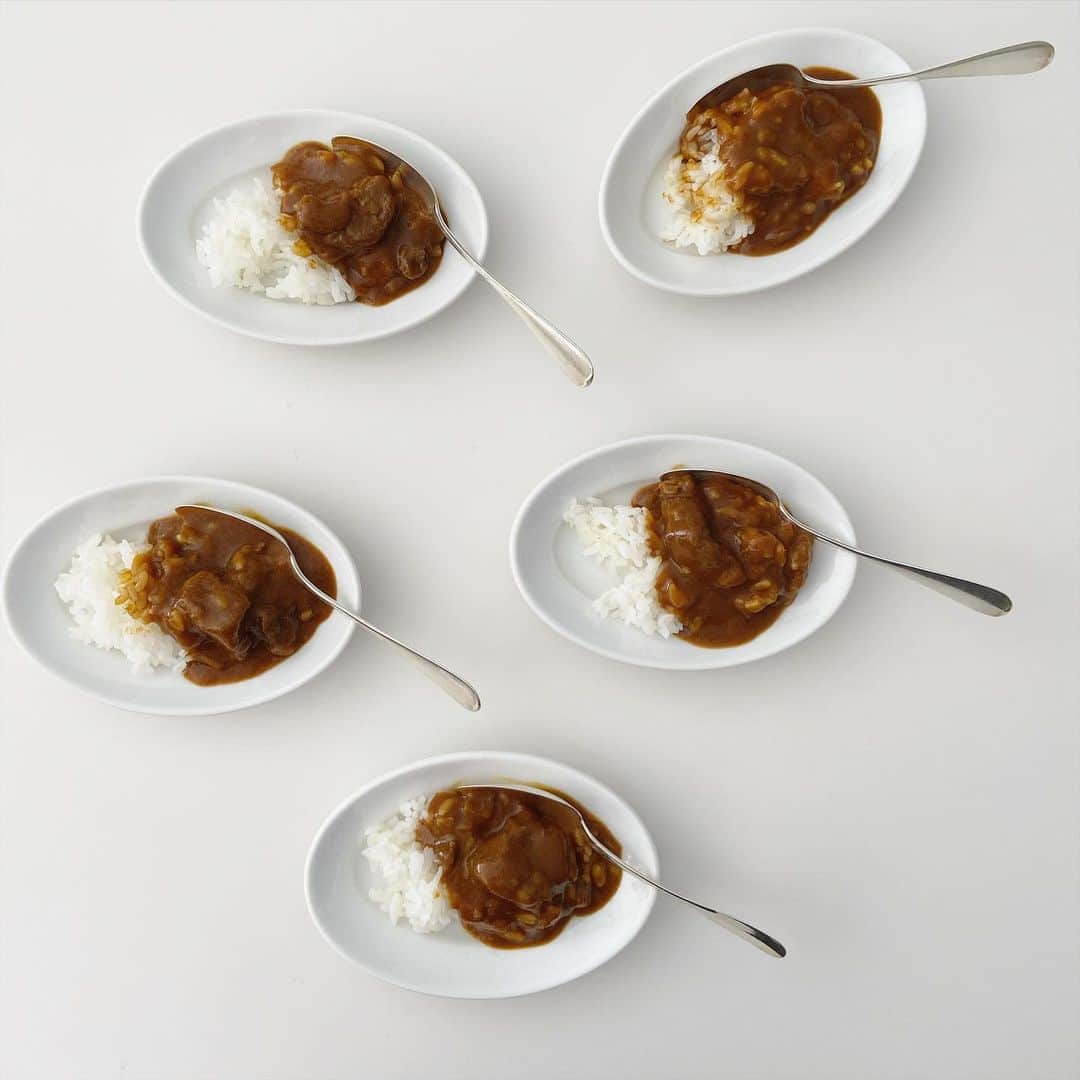 渡辺有子のインスタグラム：「撮影まかない。小さなお皿でひとくちカレー！スパイシーでおいしかったなぁ。赤い福神漬けあったら完璧ね😉」
