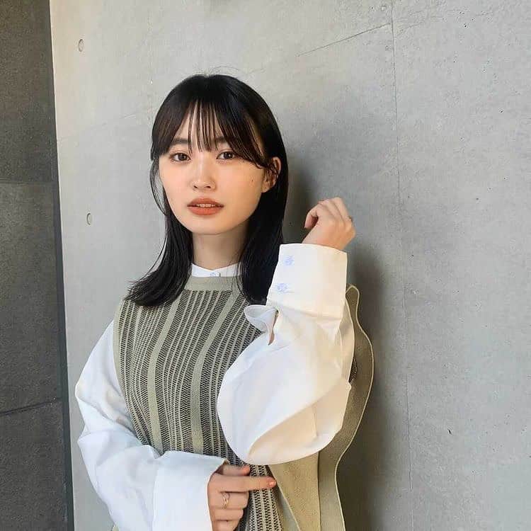 角川友紀のインスタグラム：「𓂃 ﻿ ﻿ 本日発売の3月号arに﻿ ﻿ チョロっと写り込んでます🙋🏼﻿ ﻿ なんと、大好きなまいやんが表紙の号で﻿ ﻿ 個人的にめっっちゃ嬉しい…!🌷  もしよかったら見てみてください👀✨  ﻿ #ar#ヘアアレンジ#外ハネ#外ハネミディアム#ミディアムヘア  #ミディアムヘアアレンジ」