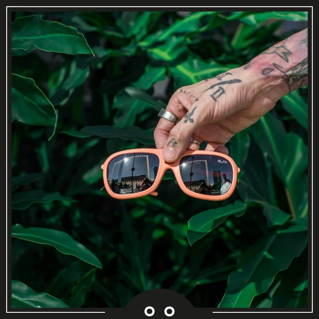 アルエロデザインのインスタグラム：「⠀⠀ ⠀ 𝗗𝗿𝗼𝗽 𝗔𝗹𝗲𝗿𝗼  Inconfondibili nella forma, nei materiali e nello stile.  𝗨𝗻𝗶𝗰𝗶 e 𝗶𝗻𝗱𝗶𝘀𝘁𝗿𝘂𝘁𝘁𝗶𝗯𝗶𝗹𝗶 in ogni situazione.  Devi solo scegliere che colore sei nell'𝗮𝗻𝗶𝗺𝗼 e loro ti accompagnano in ogni tua 𝗮𝘃𝘃𝗲𝗻𝘁𝘂𝗿𝗮. ⠀ ⠀ 🌍 𝗣𝗲𝗻𝘀𝗶𝗮𝗺𝗼 𝗻𝗲𝗹 𝗺𝗼𝗻𝗱𝗼  𝗥𝗲𝗮𝗹𝗶𝘇𝘇𝗶𝗮𝗺𝗼 𝗶𝗻 𝗜𝘁𝗮𝗹𝗶𝗮 🇮🇹 ⠀ ⠀ ⠀ #occhiali #sunglasses #eyewear #fashion #occhialidasole #italy #moda #ottica #madeinitaly #picoftheday #handmade #italia #style #sole #fashionblogger #shop #exclusive」