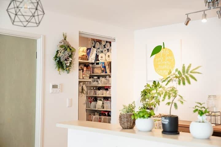 suzukuri さんのインスタグラム写真 - (suzukuri Instagram)「【Viento施工事例：栃木県M様】⁠ ナチュラルヴィンテージなVientoにお住まいのM様。⁠ .⁠ 白壁に観葉植物の緑が映えるキッチンの隣には、M様があってよかったと思うものNO.1のパントリーが。⁠ .⁠ 「備蓄⽤のストックや⼦供⽤の⾷材などを買いだめしやすく、とても便利」だそうです。⁠ .⁠ 収納が多いおうちだと、部屋全体がすっきりとして気持ちよく過ごせそうですね。⁠ .⁠ ▶デザイン・サイズ・価格、すべてがちょうどいい家づくりをサポート。⁠ Vientoの詳細はプロフィールリンクから⁠ →@suzukuri.official⁠ .⁠ .⁠ #viento#suzukuri⁣#注文住宅⁣#新築⁣#家⁣#アメカジ⁣#秘密基地#インテリア⁣#パントリー収納⁣#リビング #ダイニング #インダストリアル #プレイルーム #子供のいる暮らし #パントリー #フレンチカントリー #北欧 #ブルックリン #アメリカンハウス #ナチュラルヴィンテージ #カリフォルニアスタイル #ヴィンテージ #ハウスメーカー選び #リフォーム⁣#ハウスメーカー #施工事例 #funlife」2月12日 21時01分 - suzukuri.official