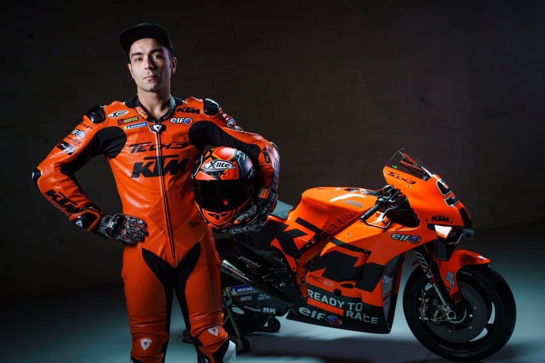 MotoGPさんのインスタグラム写真 - (MotoGPInstagram)「The future is most definitely orange! 🔶 @petrux9 and @ikerlecuona_27 unveil @tech3racing's new look KTM RC16! 🍊 #MotoGP #DP9 #IL27 #Motorsport #Motorcycle #Racing」2月12日 21時00分 - motogp