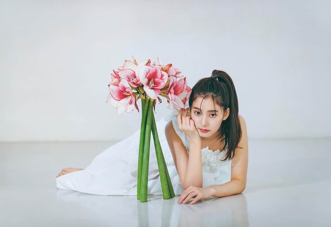 柴田フミコのインスタグラム：「新木優子さん  もうすぐ発売のカレンダー 可愛すぎるので是非見てほしいです  #新木優子 #カレンダー #fumikoshibata #柴田フミコ」