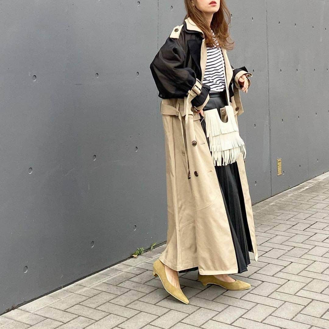 のインスタグラム：「. . . アウターを徐々に春にシフトチェンジ🧥 ２wayのトレンチコートなら長く着れて着回し力も抜群😍 . アウター @koh.style トップス @qalm_official_ スカート @droite_insta バッグ @nomadis_ 靴 @amiami_shoes @amiami_official_ . アイテムの詳細はアカウントをチェック♡ @mika_____akim さん 素敵なコーデの紹介ありがとうございます！ . . ♡コーデ募集♡ お気に入りのコーデに #mineby3mootd #mineプチプラ部  のハッシュタグ をつけて投稿してください💕﻿ 投稿していただいた中から選ばれた投稿はMINEの記事や広告、MINE公式インスタグラムにてご紹介させてもらいます！ あなたもMINEに載れるかも😍 . . #mineby3mootd #mineプチプラ部 #プチプラコーデ #mineアイテム部 #きょコ #今日のコーデ #大人カジュアル #大人シンプルコーデ #大人シンプル #シンプルコーデ #秋冬 #秋冬コーデ #冬コーデ #春コーデ #コート #トレンチコート #春アウター #2way #ボーダー #パンプス」
