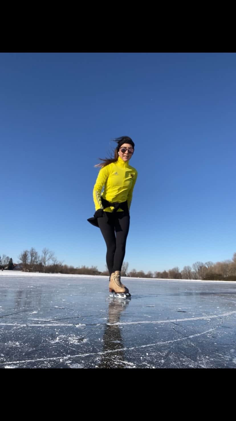 マリ・ヴァルトマンのインスタグラム：「Give me one moment in time  #skating #winterpleasures #düsseldorf #iceskating #fun」