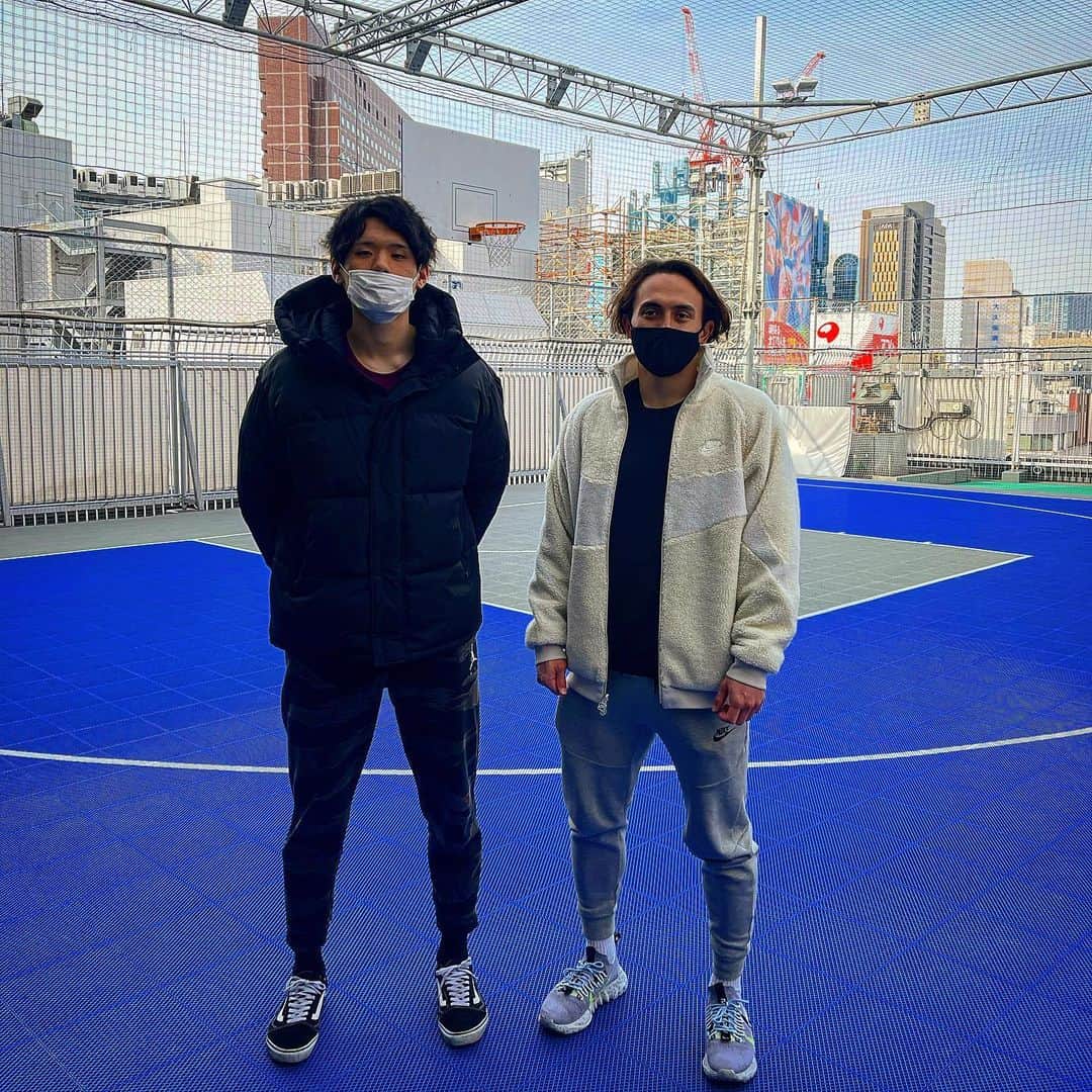のインスタグラム：「いつもお世話になってる @hoopcityjp で @shujitakei1st と @endoryoma2130 とワークアウト。 なかなか練習場所確保が困難な中、こうやって応援していただけることに感謝🙏 ある物を最大限に活かして、 always be grinding!!   そして最近ハマってるナイキのリサイクル素材を使用したスニーカーの space hippie✔︎ 地球にも優しくて、履き心地抜群でスタイリッシュ！🔥💯 . . . #tokyo #ballislife #basketball #fitness #l4l #halfjapanese #モデル #トレーニング #東京 #実業家 #フィットネス #バスケ  #愛犬家 #ハーフ #bリーグ #アスリート #3x3  #ダイエット #ナイキ #スニーカー #フリースジャケット #スウェットコーデ #ナイキコーデ  #ootd #nike #sneakers #movetozero #sustainability #spacehippie #checksoverstripes」