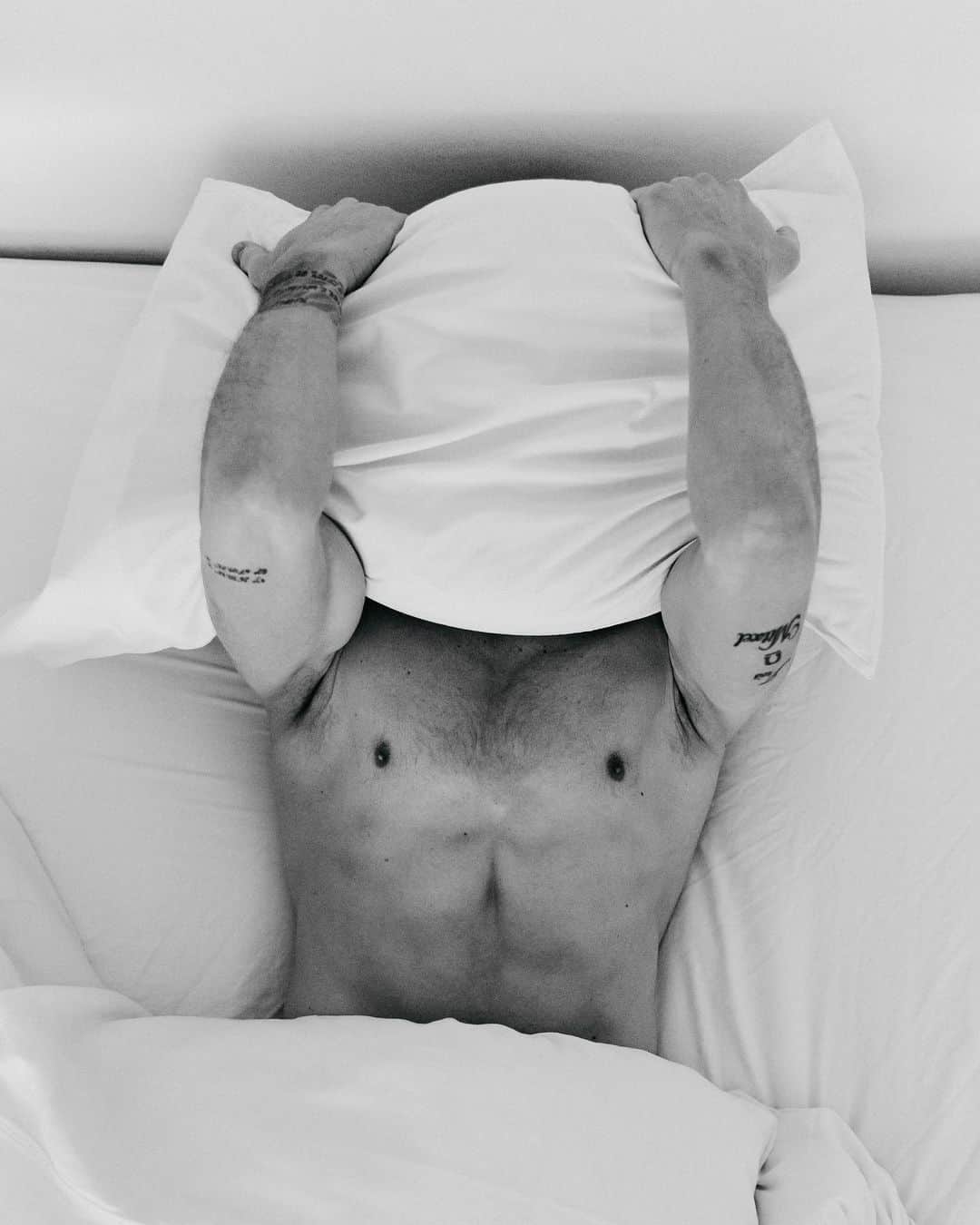 イバイ・ゴメスのインスタグラム：「Rest day 💆🏼 • @hogo_system 🛏」
