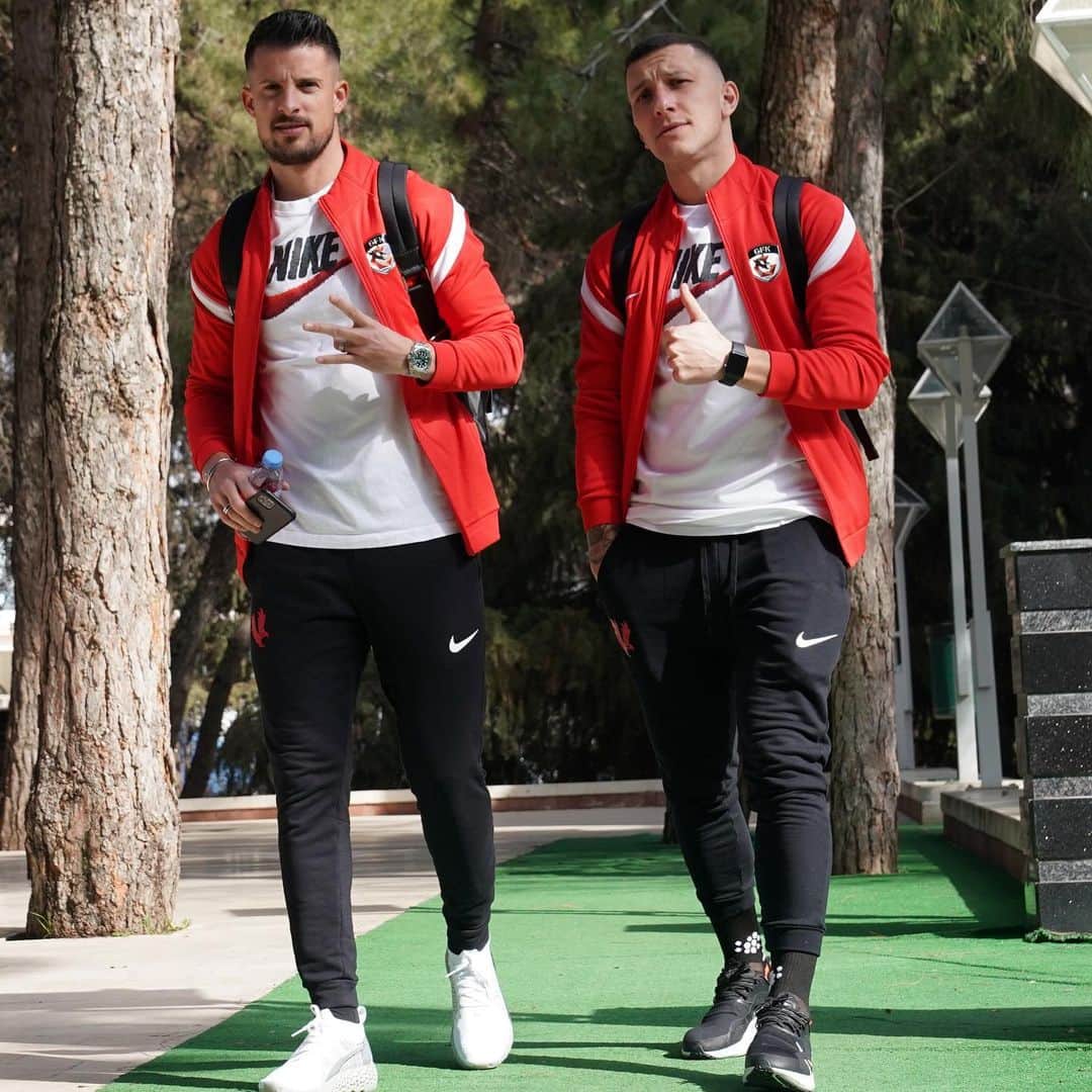 のインスタグラム：「🛫👌🏼🔴⚫️」