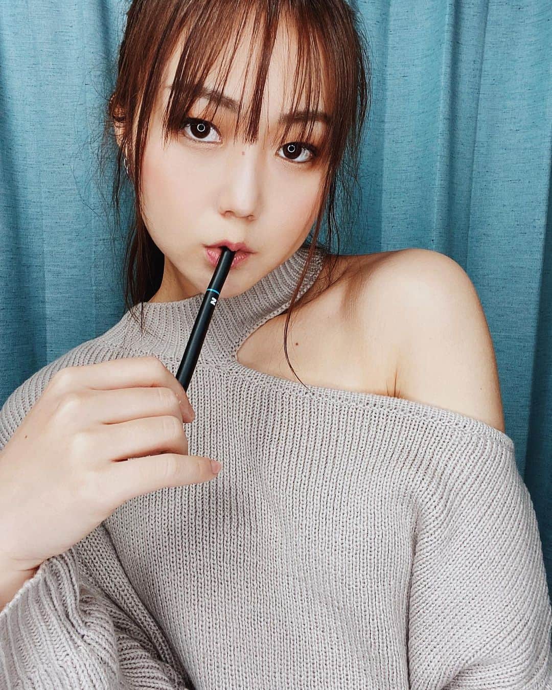 藤田早希のインスタグラム：「4つのフレーバー、4つの色があるので その時の気分や色で使うのありだよね✨ 4色の中で1番チェルシーレモン好きです🤭. . . .  #dawg #dawg_cbd #cbdvape #vape #電子タバコ #pr . . . .」