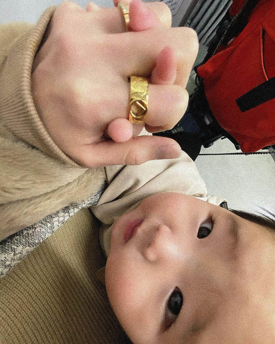 角田麻央さんのインスタグラム写真 - (角田麻央Instagram)「美容院でーと👩‍👦❤️ ママだって綺麗で可愛くいたい！！ から付き合ってもらた(2回目) 私もまぁまぁ体力ある方だけど 息子の体力ハンパじゃないわ😂😂😂 昼寝は仮眠程度、夜はロングスリーパー💯 2人の時は超絶甘えん坊ちゃん🥺🧸🤎 甘やかさせ過ぎないよーに気をつけましょうw いつも完璧なヘアカラーありがとうございます✨ Thanxxx @kaneki_takuya @hair_ism 🙏🏽💜 #ママライフ #愛息子 #男の子ママ #ISM北千住 #生後8ヵ月 #元気過ぎる #大好き過ぎる #lilty #👩‍👦」2月12日 21時02分 - maotsunoda888