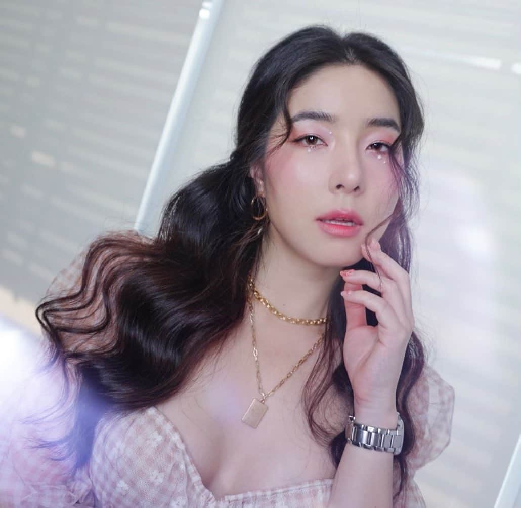 GYEON SEOのインスタグラム：「_* pearls pearls 💗💗💗 . . @yalemakeup_st  @ballnehair」
