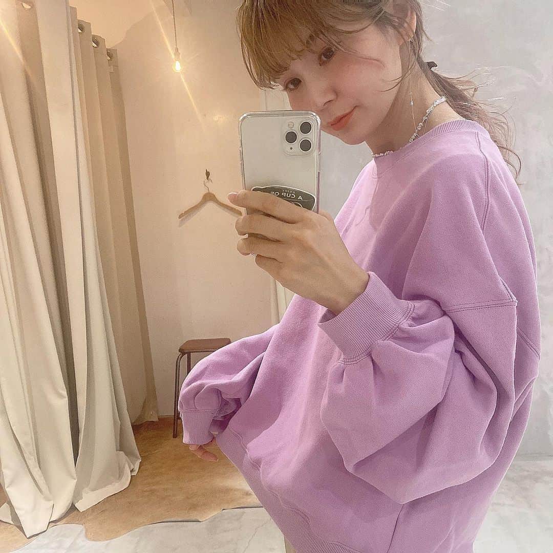 松田 美奈子のインスタグラム：「ユニコーン🦄ピンク 着てます🌿 あふれるスウェットの🧚🏻  気持ちを言葉にして服にするってもう新しすぎるかも...と思ってましたが、予想以上に沢山の方にご予約いただいています🥺嬉  今私たちが感じる気持ちを言語化し、 その言葉をイメージして服を創る👚  「あふれる」という言葉を イメージして服を創りました。  @merci__jp   #サスティナブル#サスティナブルファッション」