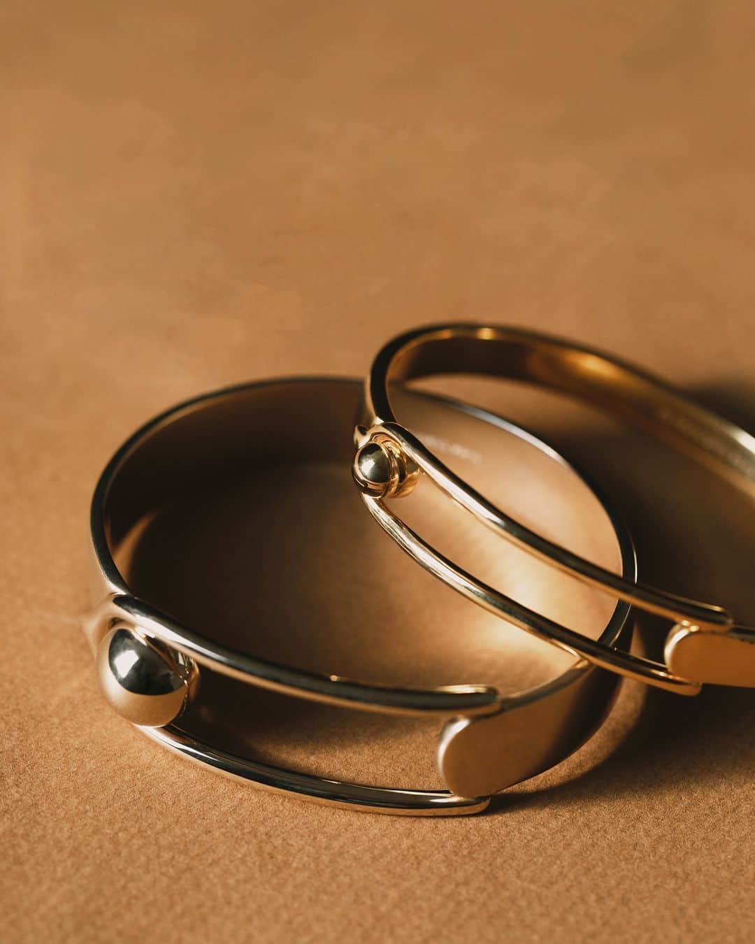 グーセンス パリのインスタグラム：「Our BOUCLE Bracelets: a gift for two. "Like a marvellous attachment. Like a link in the eyes of all."  📷 by @alix.marnat」