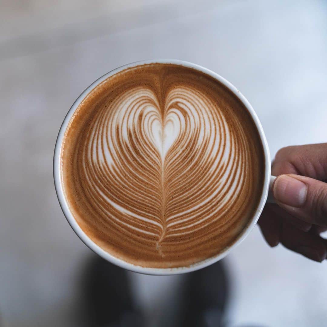 山口淳一さんのインスタグラム写真 - (山口淳一Instagram)「Delicious things should be beautiful. 美味しいものは美しくあるべき。 — 自撮りのため、ちゃんと撮れてるわからなかったので、フレームアウトしてなくて良かった。 — #japan #kyoto #here #coffee #herekyoto #canele #latte #latteart #art #cafe #slayer #espresso #roasting #glass #日本 #京都 #コーヒー #カヌレ #ココカヌレ #ラテ #ラテアート #アート #スレイヤー #エスプレッソ #焙煎 #バリスタ #グラス #おうちでココカヌレ #お取り寄せ #お取り寄せスイーツ」2月12日 21時05分 - junichi_yamaguchi