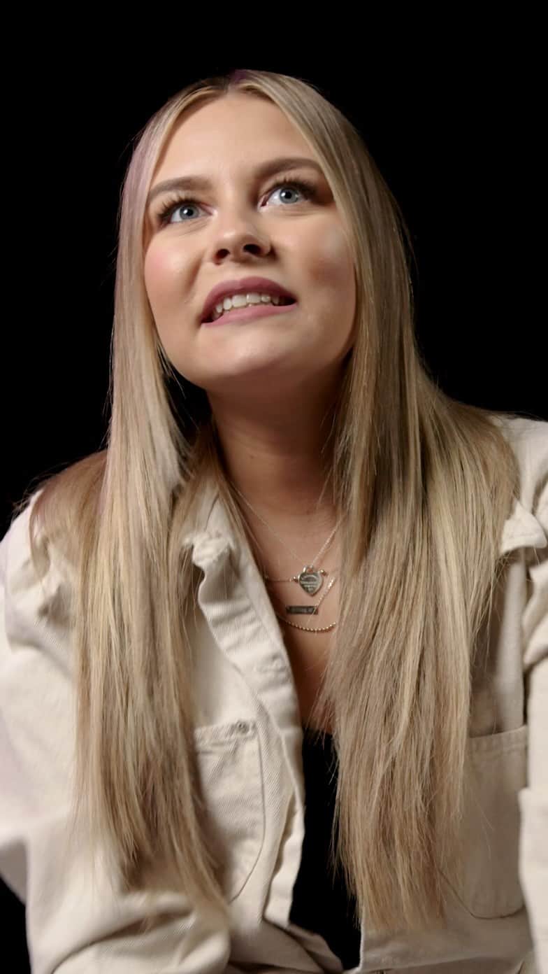 Dagi Beeのインスタグラム：「An IGTV Exklusive Series - produced by @beetiquestudios   In der ersten Folge von „BEHIND THE BRAND“ seht Ihr wie ein Aufbautag hinter den Kulissen aussieht, was gut aber auch was schief läuft …  Jeden Freitag um 13 Uhr, werdet Ihr hier auf IGTV in 5 Folgen einen Einblick „BEHIND THE BRAND“ bekommen - wir zeigen euch ganz transparent, was alles gut aber auch schief gelaufen ist. Ihr werdet viel von mir sehen, was Ich so noch nie gezeigt oder jemals angesprochen habe… Aber das werdet Ihr Folge für Folge erfahren.  Ich hoffe Ihr freut euch & ein Riesen Dankeschön an alle die mitgewirkt haben 🖤」