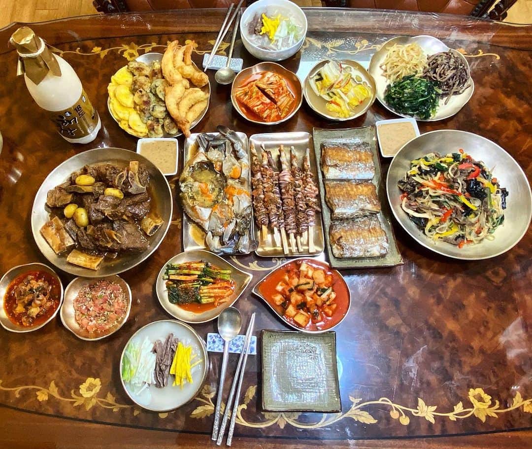 DINDINのインスタグラム：「이제는 엄마가 음식 사진을 오케이 하시기 전까지는 식사를 못한다 😂 31살 축하! 설 잘 보내세요! 🙇🏻‍♂️」