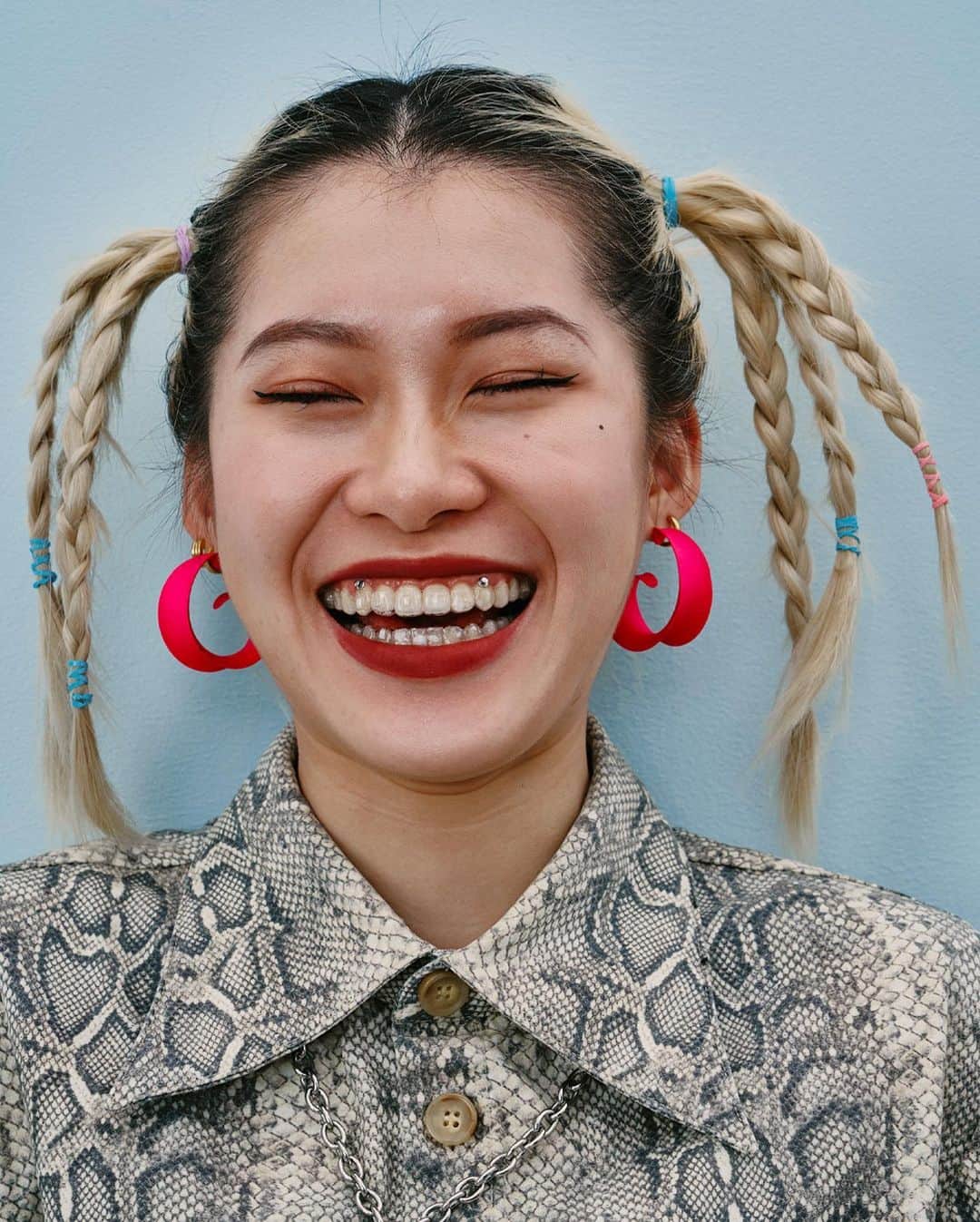 i-Dさんのインスタグラム写真 - (i-DInstagram)「Taking this energy into the New Year! 😁🧧⁣ ⁣ At the link in bio, i-D meets photographer @reihuannn and art director @xiaojian6425, who's '100 Smiles' project captures the joy in Shanghai's fashion communities.⁣ ⁣ (Prepare for your heart to be warmed.)⁣ ⁣ .⁣ .⁣ .⁣ Text @qzzhang⁣ #Shanghai #LunarNewYear」2月12日 21時06分 - i_d