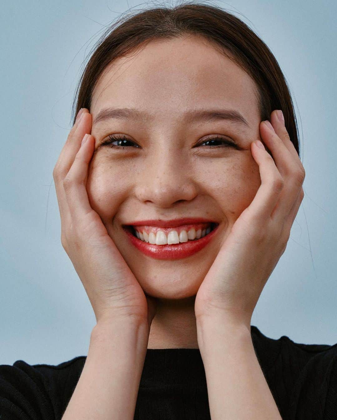 i-Dさんのインスタグラム写真 - (i-DInstagram)「Taking this energy into the New Year! 😁🧧⁣ ⁣ At the link in bio, i-D meets photographer @reihuannn and art director @xiaojian6425, who's '100 Smiles' project captures the joy in Shanghai's fashion communities.⁣ ⁣ (Prepare for your heart to be warmed.)⁣ ⁣ .⁣ .⁣ .⁣ Text @qzzhang⁣ #Shanghai #LunarNewYear」2月12日 21時06分 - i_d
