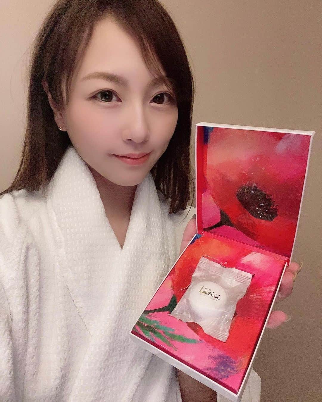 のインスタグラム：「これだけでスキンケア全て完成するのが魅力の、Laxiiiソープに変えてみました🧼🧼  “時間を大切に・肌力を育てる・お肌に優しい”の３つに徹底的にこだわった粋練りオーガニックソープ。  Laxiiiこだわり　 🌼その①：メイク落とし・洗顔・化粧水・美容液・乳液・クリームの６つの機能を石けんひとつにまとめることでスキンケアの徹底時短。空いた時間で自分の好きなコトを！！  🌼その②：スキンケアをひとつにすることで過剰にお肌を甘やかさない！ 色々な成分に頼らず、本当に必要な天然成分を数種にまで厳選（セラミド３種、超高圧熟成アルガンオイル、通常のヒアルロン酸の9倍の保湿力を持つ吸着型ヒアルロン酸など）し使用することで本来あるべき肌力をサポートし洗い上がりもお肌の潤いをしっかり保ちトラブルを目立たせない“自分で頑張る肌力を育てる”。  🌼その③：ラウリン酸をカットした特殊製法に保湿成分を加えたお肌に優しい独自処方。（スティンギングテスト済） それに加え、たっぷり美泡が簡単に作れる泡立ちはもちろん、泡切れにもこだわり、泡がこすらなくてもすぐに洗い流せることでお肌に余分な刺激を与えない。  スキンケアブランドLaxiii楽梓は、男性女性問わず ”楽して楽しめる“ 時間を大切にしたい私達のスキンケアソープです。  ソープタイプだと泡立ちが気になりますが、オリジナルネットを使って、あっという間にしっかりした美泡がたっぷりできました！ 泡切れも良くて、負担なく洗い流せてサッパリ。時短で肌を甘やかさないケアっていうのが今の気分にぴったりです。  #laxiii #ラクシー #洗顔石鹼 #お肌に優しい #美肌づくり #固形石鹸 #肌力 #オールインワン化粧品 #pr  @laxiii.japan」