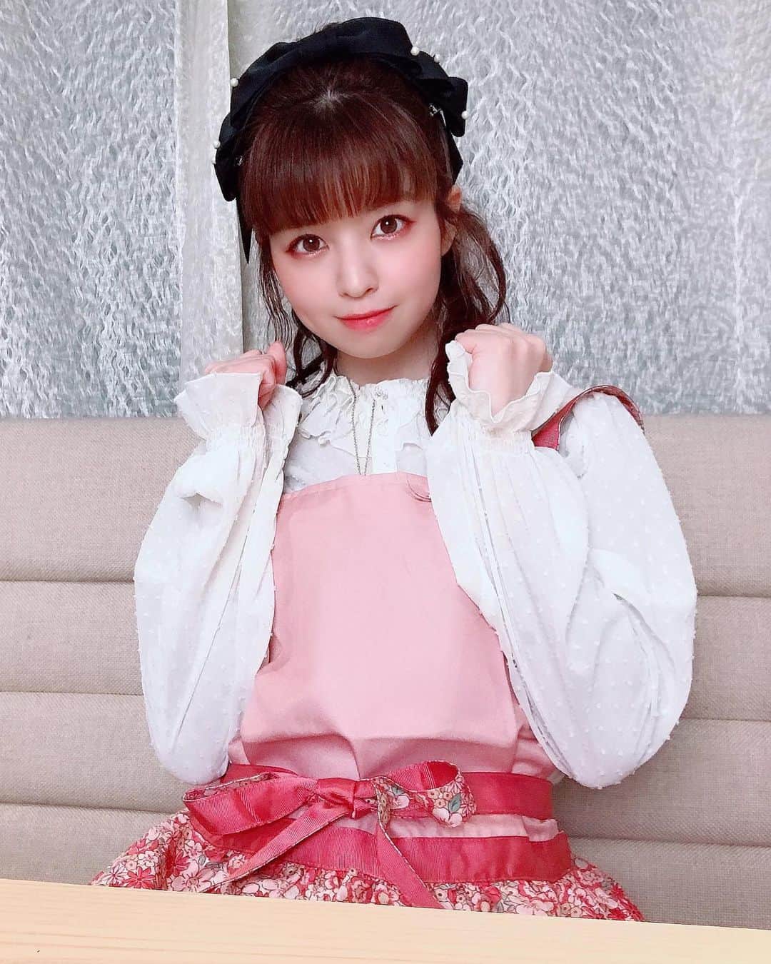 春奈るなのインスタグラム：「YouTubeに動画をアップしました！ もうすぐバレンタインということで！ 初のお料理(？)動画！ るな氏の下調べ一切なしのぶっつけクッキングだよ！！！ ツイステくんのウエハースを使って、大好きなジェイドに贈る概念チョコレートを作りました☺️💜💜💜✨✨ 是非見てね〜〜☺️  https://youtu.be/ADG2YLChe3o  #happyvalentine  #cooking  #twistedwonderland  #apron」