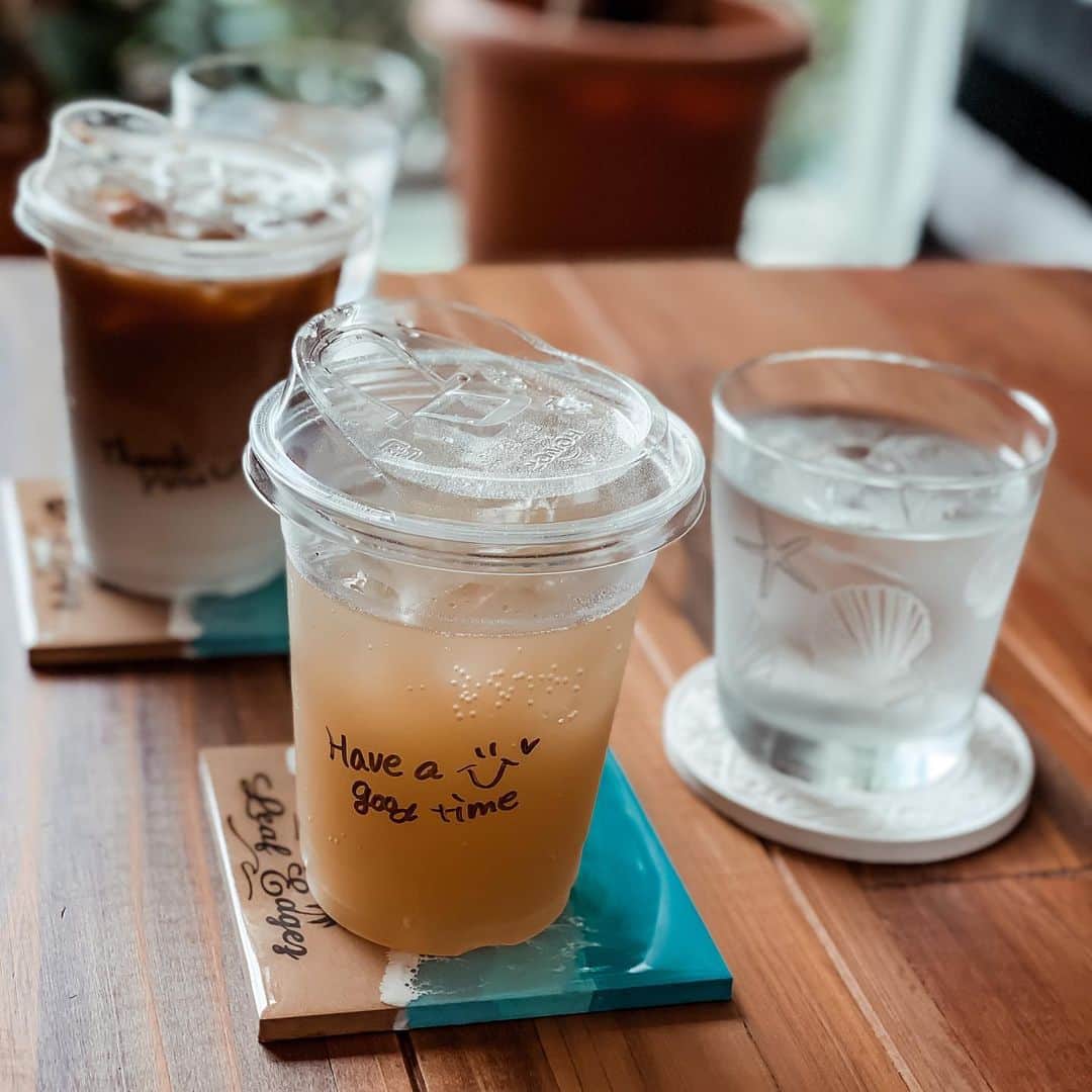長嶺菜菜子のインスタグラム：「.  　　　　　　＼Have a good time／﻿ ﻿ 　　　　　　　　　☀️☘️﻿ ﻿ 　　　　　　　　　はぁ🥺﻿ 　　　　　　　　素敵な言葉🌱﻿ 　　　　　　　こういうの嬉しい🤍﻿ 　　　　　　　　Happyになれる﻿ ﻿ ﻿ ﻿ ﻿ 　　　そんな素敵な言葉が添えられている﻿ 　　　　おしゃれなカフェはここ🌺🌴﻿ 　　　　　─︎─︎─︎─︎─︎─︎─︎─︎─︎─︎﻿ 　　　　　　📍海小屋Cafe&Bar﻿ 　　　　　　那覇市おもろまち4-8-18﻿ ﻿ 　　　　　　🕛12:00-19:00﻿ 　　　　　　🚗近隣駐車場有り﻿ 　　　　　　👣おもろまち駅から徒歩7分﻿ ﻿ 　　　　　　@umigoya_gram﻿ 　　　　　─︎─︎─︎─︎─︎─︎─︎─︎─︎─︎﻿ ﻿ ﻿ スタッフのお姉さんがすんごく﻿ 感じが良くてとても心地が良かった☺️﻿ ﻿ ナ「このコップ可愛い〜」﻿ ス「このコップ、ニ⚪︎リで売ってますよ〜☺️」﻿ って笑顔で教えてくれたり。﻿ ﻿ ルイをソファに座らせてたら﻿ 落ちないように椅子を持ってきてくれたり。﻿ ﻿ 風が強くなった時に﻿ 入口を閉めてくれたり。﻿ ﻿ おむつを変えようとしてたら﻿ 「ここ使ってください☺️」﻿ って空いているソファ席おすすめしてくれて﻿ おむつの袋も渡してくれたり。﻿ ﻿ マスクの上からでも﻿ 笑顔がすごく素敵なのがわかりました🥰﻿ ﻿ お姉さんの気遣いに﻿ ほっこり。﻿ とても癒されました。﻿ ﻿ また行きたいカフェ🤍﻿ ﻿ w/ @amandahana92808  ─︎─︎─︎─︎─︎─︎─︎─︎─︎─︎﻿ ﻿ #沖縄﻿ #那覇カフェ﻿ #カフェ﻿ #新都心カフェ﻿ #海小屋カフェアンドバー﻿ #海小屋CafeandBar﻿」