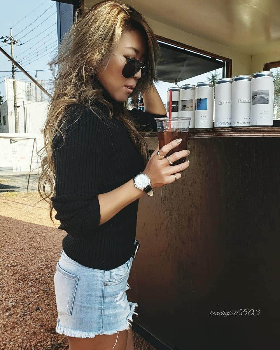 𝑵𝒐𝒓𝒊のインスタグラム：「. . . . あたしもなんかイメチェンしたいなぁ🤔🙄 柔らかい印象の品のある女子になりたい👉👈w . . . . 昔から何故か強そうとか 恐そうってイメージを持たれる😅‪‪💦‬ 実際は見た目とは逆でめっちゃ小心者だし めっちゃナイーブなんだけどね🤭w . . . この間もさ、上司と仕事の話をしてたんだけど その後、休憩中に派遣の男の子に 「さっきの○○さん、めっちゃカッコよかったっす👍🏻」 って言われちゃったよw . . . 一応言っとくけど 上司とバトルしてた訳じゃないからね😂🖐 理不尽な事が多すぎるから 意見を述べてただけ😜 . . . っつーか見た目だけじゃなくて中身もだな😂 イメチェンしなきゃいけないのw . . . . って何の話😂 要するに、もういい歳だし そろそろ品のある女性になりたいって話w 一生無理だな🤣 . . . 📷⌚ @loborjapan クーポンコード【beachbb17】で 𝟏𝟎%𝐎𝐅𝐅になるよ🎶 よかったら使ってね😊 (𝟐𝟎𝟐𝟐/𝟎𝟐/𝟎𝟐まで有効) . . . . #PR #lobor #fashion #coordinate #fashionstyle  #instafashion #watch #knit  #時計 #腕時計 #ロバー #ペアウォッチ #バレンタイン #ギフト #プレゼント #手元倶楽部 #ファッション #プチプラコーデ #シンプルコーデ #大人女子 #大人カジュアル #カフェ巡り #休日 #サングラス #アクセサリー #シルバー  #スナップミー #外国人風 #ロングヘア #巻き髪」