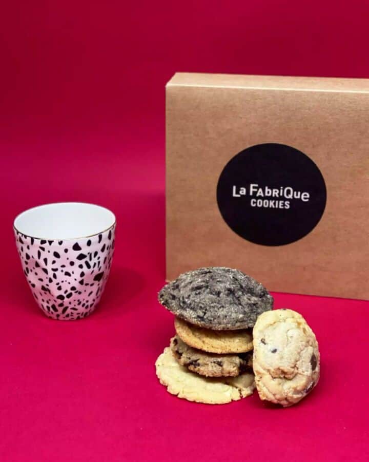 のインスタグラム：「JEU CONCOURS ✨  14 boîtes de cookies pour 14 gourmands et nos nouveaux mugs Terrazzo 🤩🍪 A l'occasion de la Saint Valentin nous avons décidé de vous gâter avec nos amis @lafabriquecookies !  ​Pour les amoureux de délices sucrés, les lovers de pépites de chocolat, les épris de goûters au coin de la cheminée... Que vous soyez seul(e) ou à deux, on vous donne la recette du bonheur : une bonne dose de farine, des oeufs frais, une pincée de sucre, et beaucoup de douceur !  Rien que pour vous (ou pas 😉), on vous fait gagner 14 boîtes de cookies de nos amis @lafabriquecookies accompagnés de nos nouveaux mugs Terrazzo !   Pour participer c'est simple : ​🍪 Suivez nos deux comptes @lafabriquecookies @bensimoncollection ​🍪 Inviter 2 autres gourmands à participer  ​ Vous pouvez participer autant de fois que vous voulez ! Plus de chance en partageant en story 🤫 ​ ​Bonne chance !  ​(Tirage au sort lundi) ​#bensimon #bensimoncollection #jeuconcours #cookie #cookies #lafabriquecookies #jeu #concours」