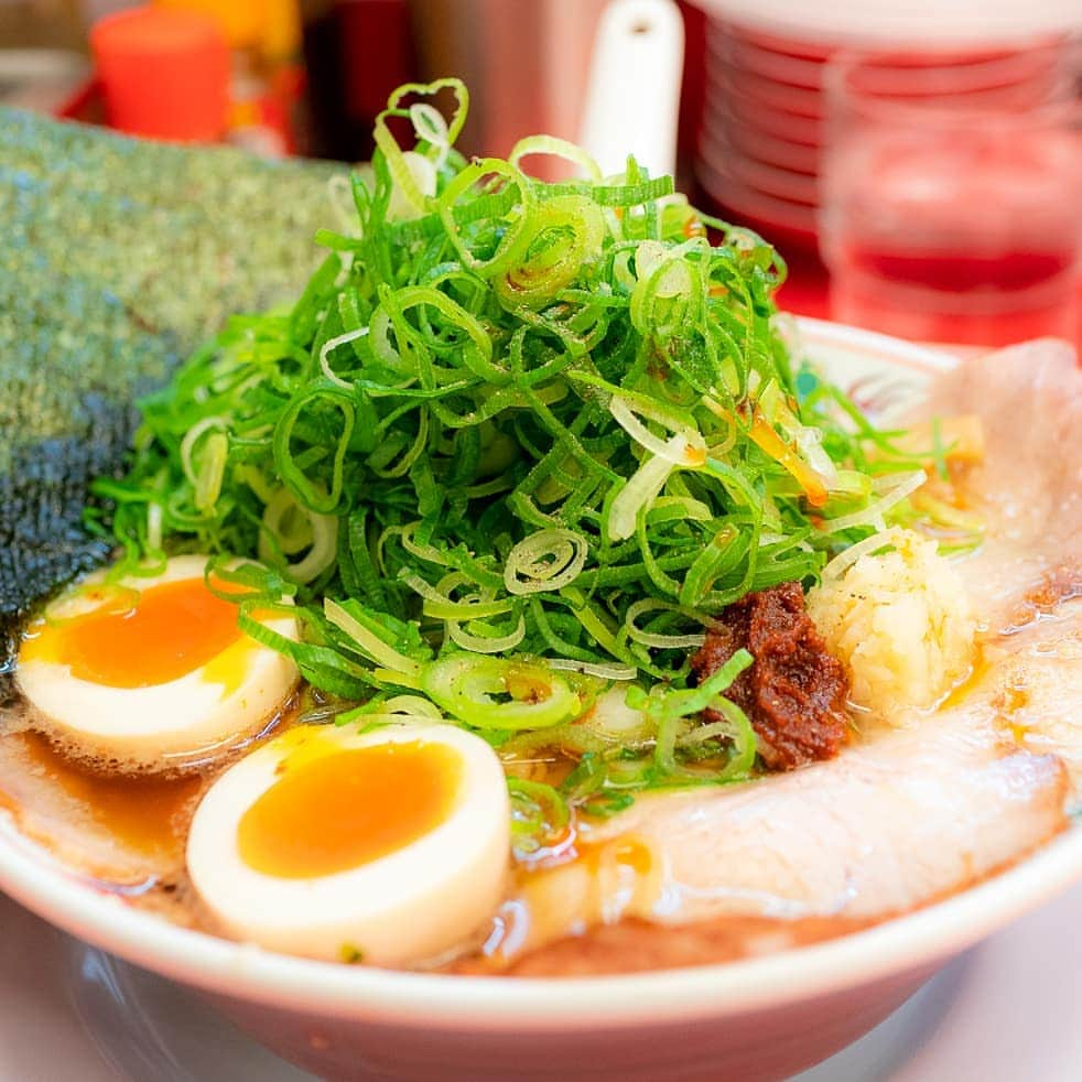 藤川奈々さんのインスタグラム写真 - (藤川奈々Instagram)「特製醤油厳選全部のせラーメン880円、背脂多め。お新香食べ放題、ネギ乗せ放題でてんこ盛り♪  醤油にとことんこだわったというスープと細い麺を口に入れるとホッとしました。  老舗ラーメン店を巡り研究を重ね、何度も何度も改良を重ねたラーメン。  スライサーを使った薄いチャーシューも食べやすくて美味しいです♪  やはり、こちらの麺、スープ、チャーシュー、ネギが美味しいし、スタッフさんのお仕事ぶりが素晴らしい♪  #魁力屋#ラーメンスタグラム#美味しいもの巡り#美味しい料理#美味しいランチ#美味しい😋#うまし#食べ比べ #千葉ラーメン#foodswelove#foods#foodstagramming」2月12日 21時18分 - nanayakko