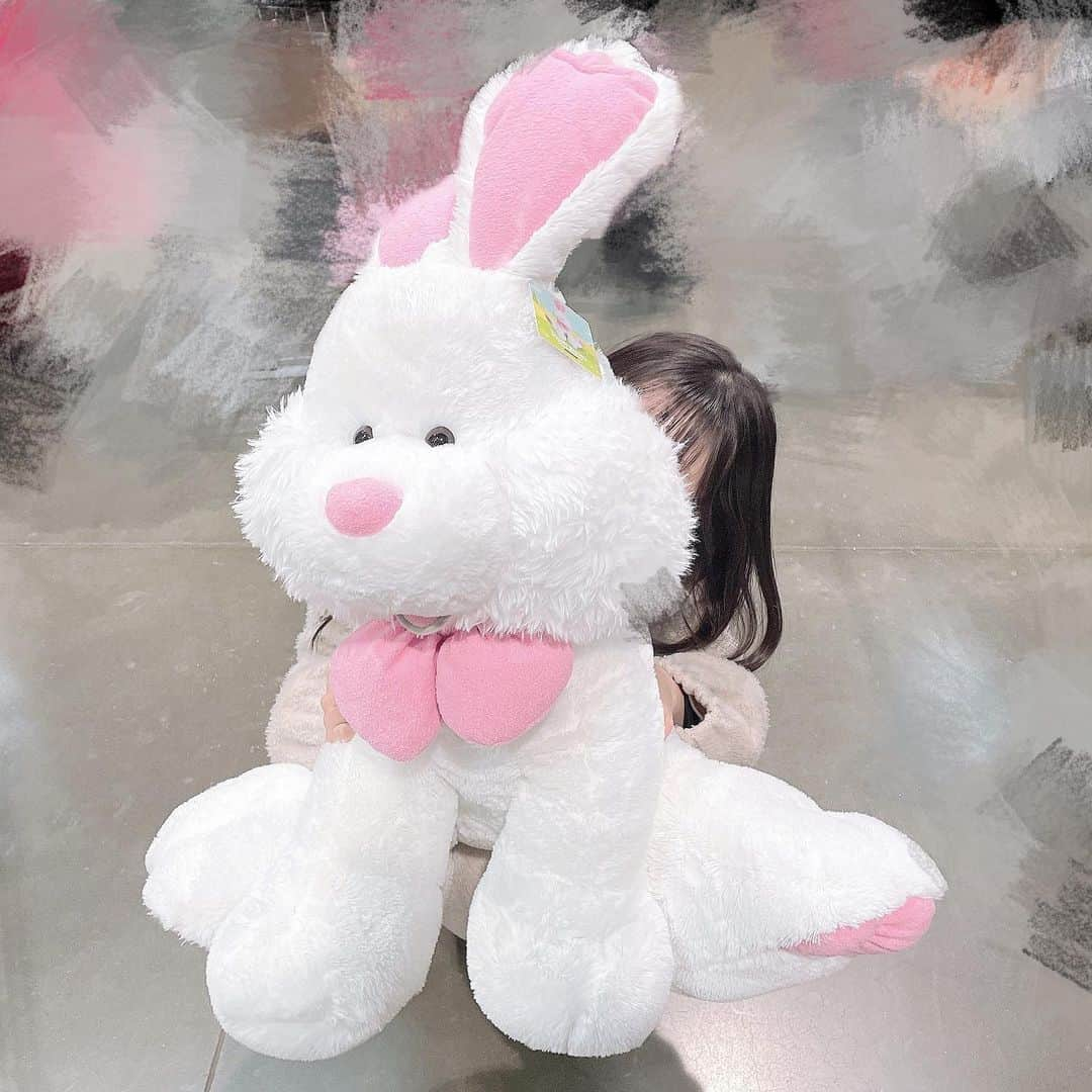 大場結女さんのインスタグラム写真 - (大場結女Instagram)「この子がうちの新しい相棒ちゃんだよ🐇🎀 他の色もあったの知らなかったけど他の色も可愛すぎてちょっぴり嫉妬しちゃった…♡笑  でもこの子も可愛いよね…♪ #コストコぬいぐるみ #コストコ#コストコ購入品 #costco #うさぎ#うさぎ雑貨 #うさぎぬいぐるみ#コストコ新商品 #Instagram」2月12日 21時10分 - yume.o__06