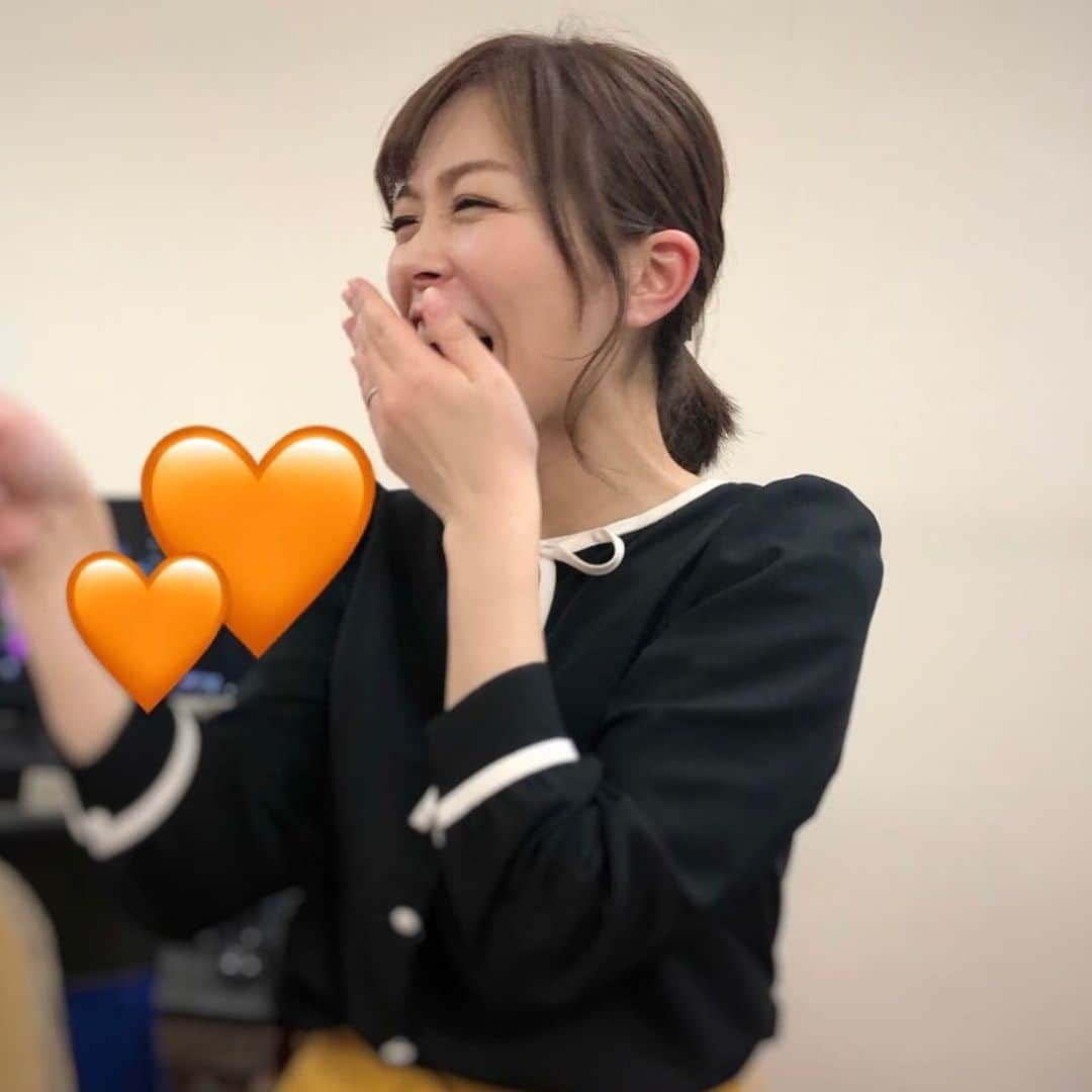 平地真菜のインスタグラム：「隣の席の豊﨑さんは色んな人に幸せをもたらしてくれます🥰 かく言う私も日々癒されています。 1週間頑張った（？）私にご褒美かなってくらいのサービスショット！！  しかも2枚目の写真はアイコンにしてくださってる… 喜びの舞💃🕺  #隣の席の豊﨑さん #pint放送後の1枚 #サービスショット  #pint #長崎放送 #豊﨑なつき さん」