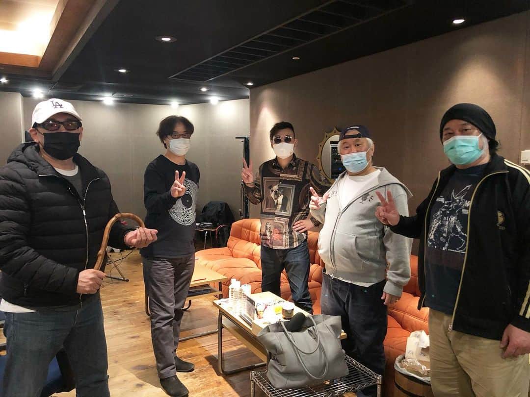 クレイジーケンバンド【公式】のインスタグラム：「今年初のレコーディングでした。 こういう時期ですので少人数で時間を分けて行いました。 詳細はまだ秘密ですが、みんな元気でしたよー。 久しぶりの贈呈式も。  #クレイジーケンバンド #crazykenband #ckb #recording #dutchmamastudio」