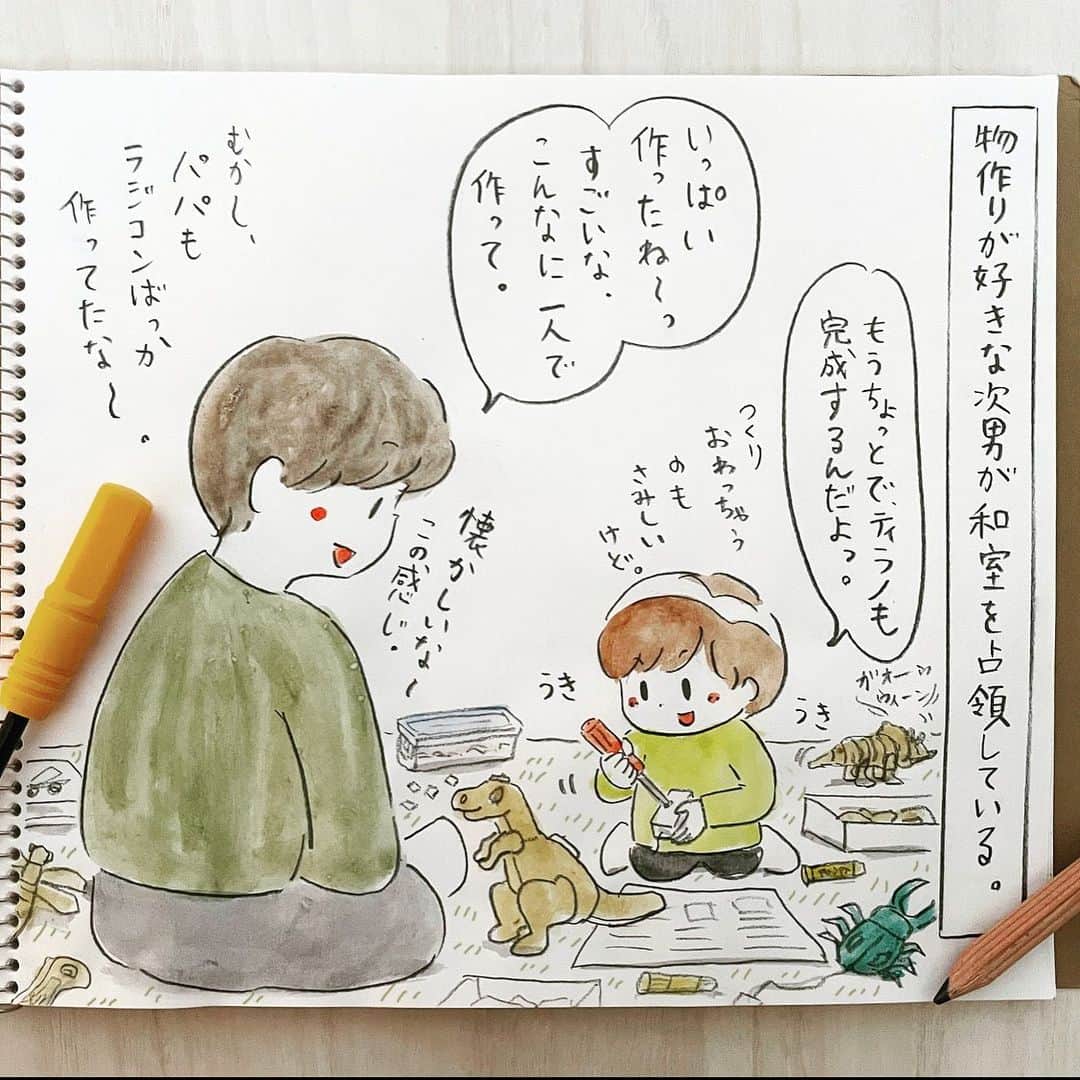HAMAYUのインスタグラム：「趣味を楽しむ男子達👦 ・ 次男は絵工作が大好きで暇さえあれば何か作っています。今はお年玉で買ったのがきっかけで、つくるんですシリーズが好きみたい🦖完成するとペットの様に可愛がっています。その姿に感化されたパパも突然ラジコン作りを開始😅次男も目を輝かせて助手をしています🏎一方、ハードよりソフトが好きな長男は、最近ゲットしたお下がりのPCでプログラミングに夢中💻 それぞれ夢中になっている時間は静かでいいけど、次男の恐竜達の鳴き声が結構にぎやかです。。🦖 ・ #次男#モノづくり男子#生み出すもの#皆#にぎやか#😂  #恐竜おもちゃ #つくるんです #プログラミング #unity3d #おうち時間 ・ #小学5年生#年長#11歳#6歳#2人兄弟#育児絵日記#子育て日記#イラスト#イラストグラム」