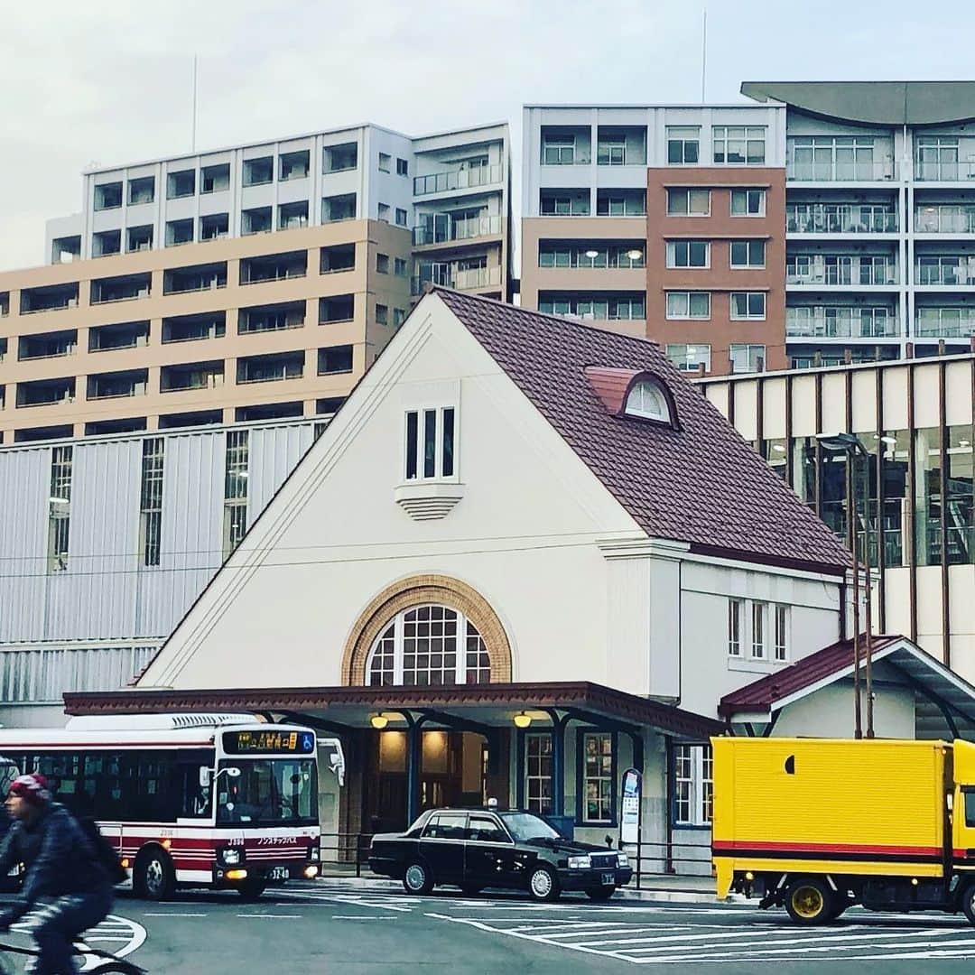 藤田琢己さんのインスタグラム写真 - (藤田琢己Instagram)「俺が小さい時はこれが駅舎だったの。 国立駅。 モダンな駅の目の前にちょこんと。 今日の番組でも紹介しましたが、 やっぱり懐かしくて、良い形してるなぁ。  #国立駅  #駅舎 #trainstation  #kunitachi」2月12日 21時15分 - takumifujita1