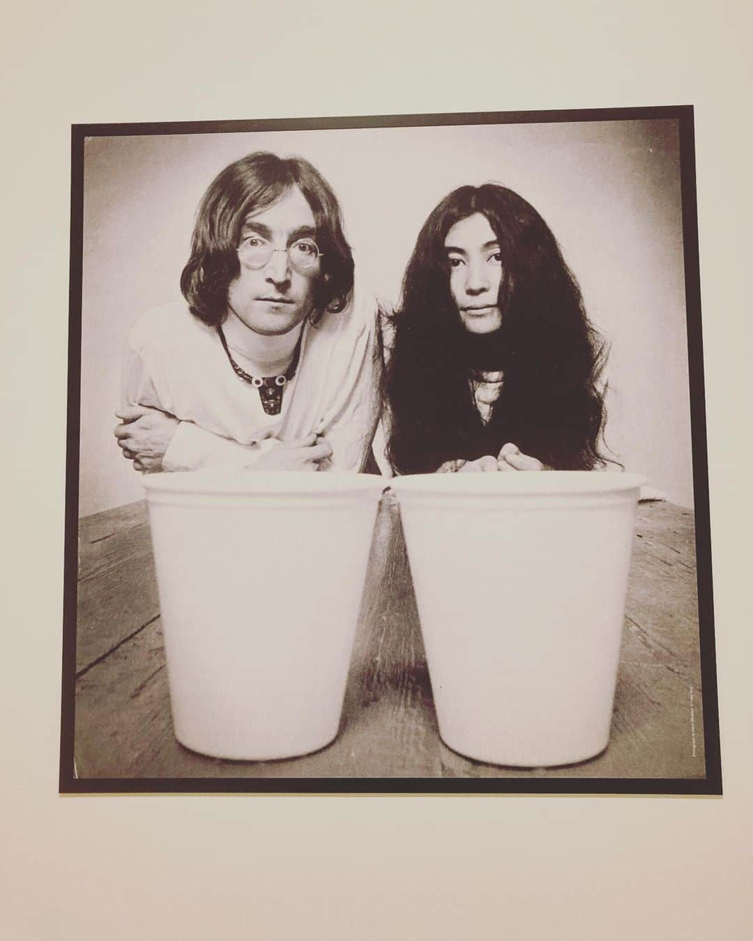 tomiさんのインスタグラム写真 - (tomiInstagram)「去年の話ですが「DOUBLE FANTASY - John & Yoko（ダブルファンタジー -ジョン＆ヨーコ）」へ行ってきました。 本当にとんでとなく素敵な展示でしたが、冒頭にあったオノヨーコの言葉に物凄く感銘を受けました。 出口まで来たけど入り口に戻って撮って残した言葉。 人生の中で大切な人を感じる瞬間はとても大事だと思います。 家族、友人、恋人、先輩や後輩… 誰かを思って生きることが周りに回って自分の人生を救っていたりすることもある、そんなこと強くを感じる空間でした。  #doublefantasy」2月12日 21時15分 - tomi_necostagram