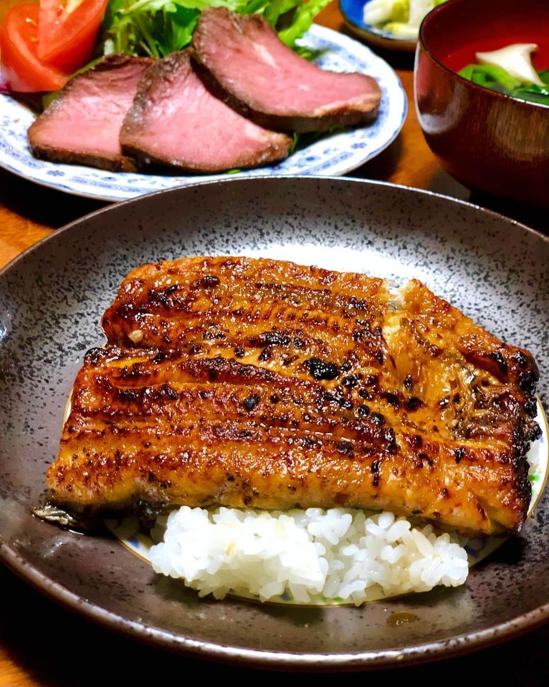 のインスタグラム：「. . 今夜は鰻〜😋 しなし家ママごはん 最高です💖満足✨ .  . #しなしさとこ #女子格闘技 #格闘技女子#ジョシカク #アラフォー #40代 #44歳 #しなし家 #しなし家の食卓 #ローストビーフ #肉 #鰻 #うなぎ #家ごはん」