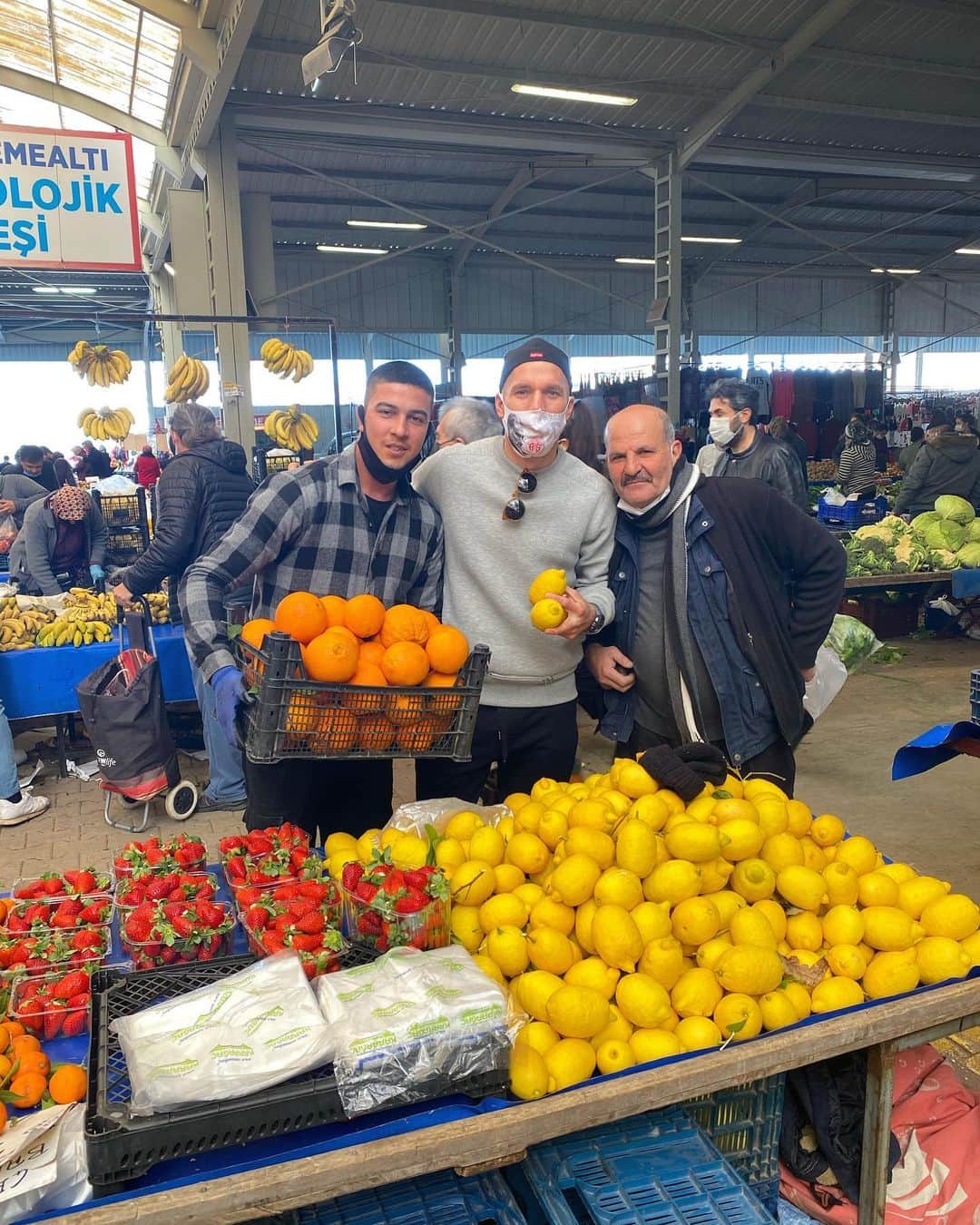 ルーカス・ポドルスキさんのインスタグラム写真 - (ルーカス・ポドルスキInstagram)「Friday‘s bazaar 🙌🏻🥔🥦 #weekend #poldi #market #antalya #turkey」2月12日 21時16分 - lukaspodolski