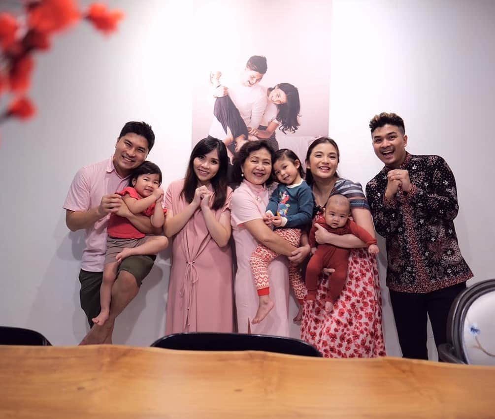 チェルシー・オリビアのインスタグラム：「Gong xi fa cai 🙏🏼 Kami yg selalu lupa foto tiap kali ngumpul(thn ini pun fotonya pas udh mau pulang dan anak2 udh ganti baju tidur😅) gpp semoga kita semua diberikan kesehatan dan kebahagiaan🧧🎊」